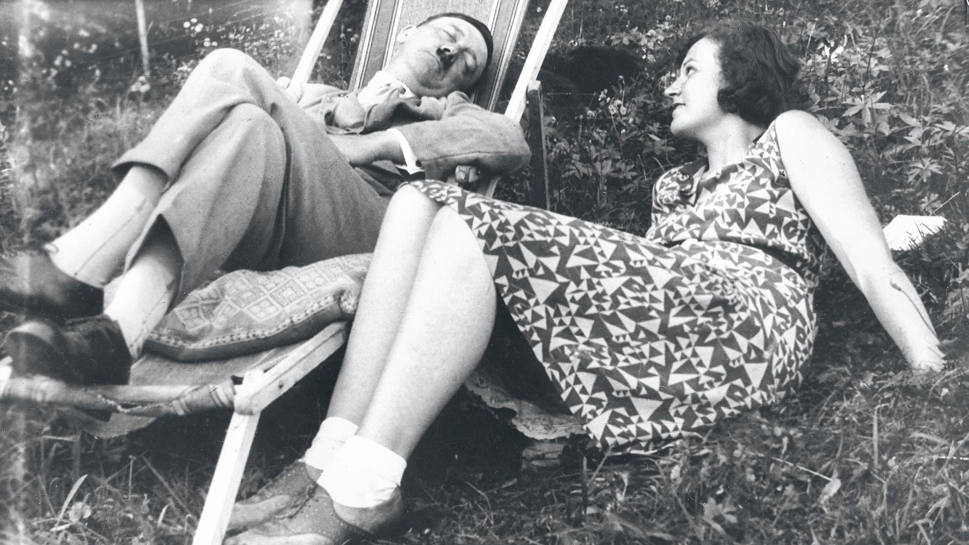 Adolf Hitler y su sobrina Geli Raubal en 1930 cuando vivían juntos en Múnich. Ella se trasladó allí para continuar con sus estudios de canto. Hitler estaba entonces en pleno ascenso al poder. Mantuvieron una inquietante relación.