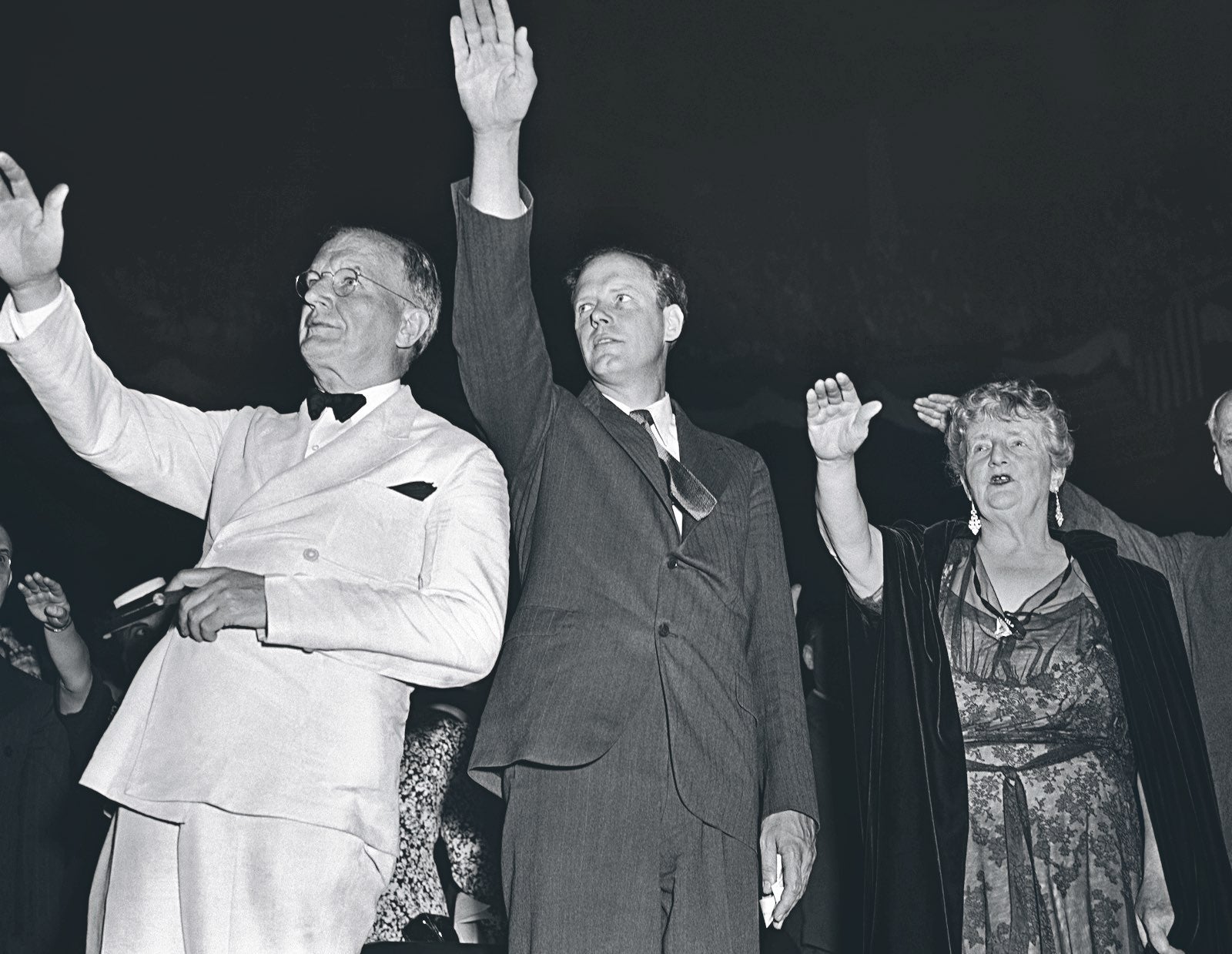 Charles Lindbergh, flanqueado por el senador Burton Wheeler y la escritora Kathleen Norris, haciendo el saludo nazi en un evento de America first.