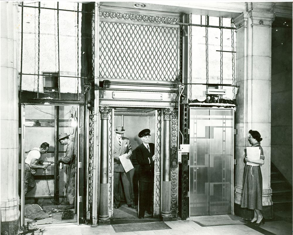 Un ascensor de Otis en el Edificio Kohl de San Francisco en 1953, mostrado como ejemplo de modernización. Los del Empire State también fueron instalados por Otis Elevator Company.