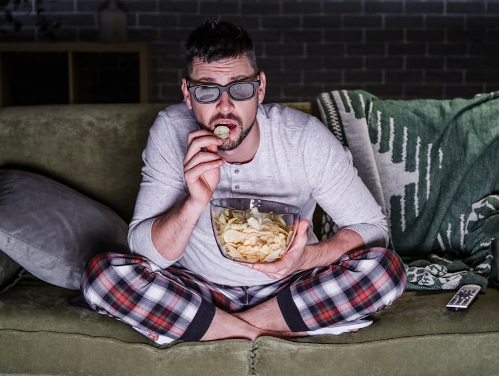 El binge watching (o atracón de series) es un fenómeno que consiste en ver varios capítulos de un tirón y simplifican así nuestras elecciones. Pasamos de un capítulo a otro sin necesidad de tener que pensar qué ver. Sin embargo, los expertos alertar de que puede tener consecuencias como malestar emocional o falta de sueño.