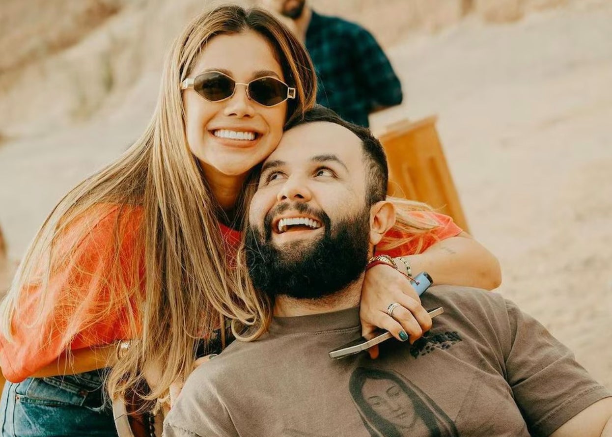 Carín León con su pareja, la empresaria Meylin Zúñiga, en una foto compartida por ella en redes sociales.