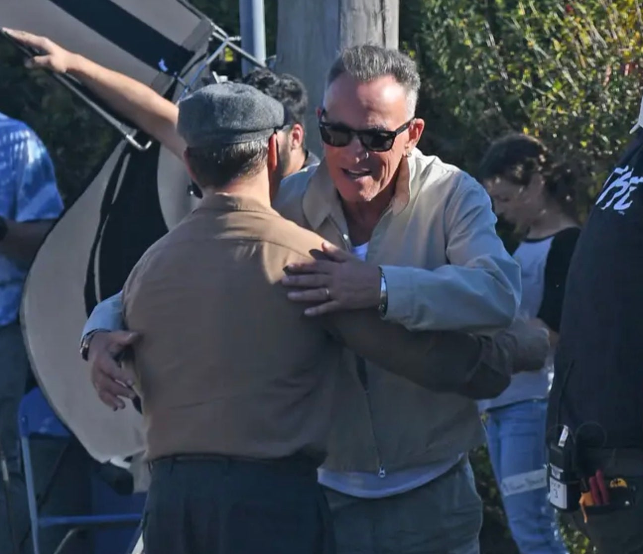 Graham acaba de interpretar al padre de Bruce Springsteen en el próximo biopic sobre el músico, protagonizado por Jeremy Allen White. Springsteen lo había visto en This is England y aprobó su elección. «¡El mismísimo The Boss! Y me abrazó cuando estaba caracterizado del personaje, su padre», momento que recoge la foto. «Fue increíble», suspira Graham.