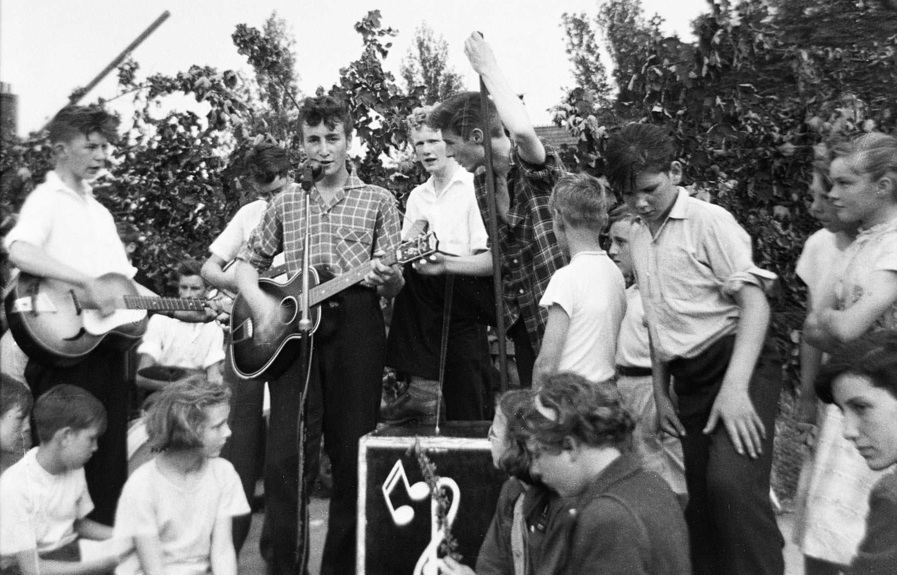 El 7 de julio de 1957, John Lennon —entonces de 16 años— y Paul McCartney —de 15— se vieron por primera vez en un jardín de un suburbio de Liverpool. McCartney fue con un amigo a una fiesta en la que tocaba Lennon con un grupo de compañeros del colegio, los Quarrymen. Esa tarde surgieron la chispa y una discografía única.
