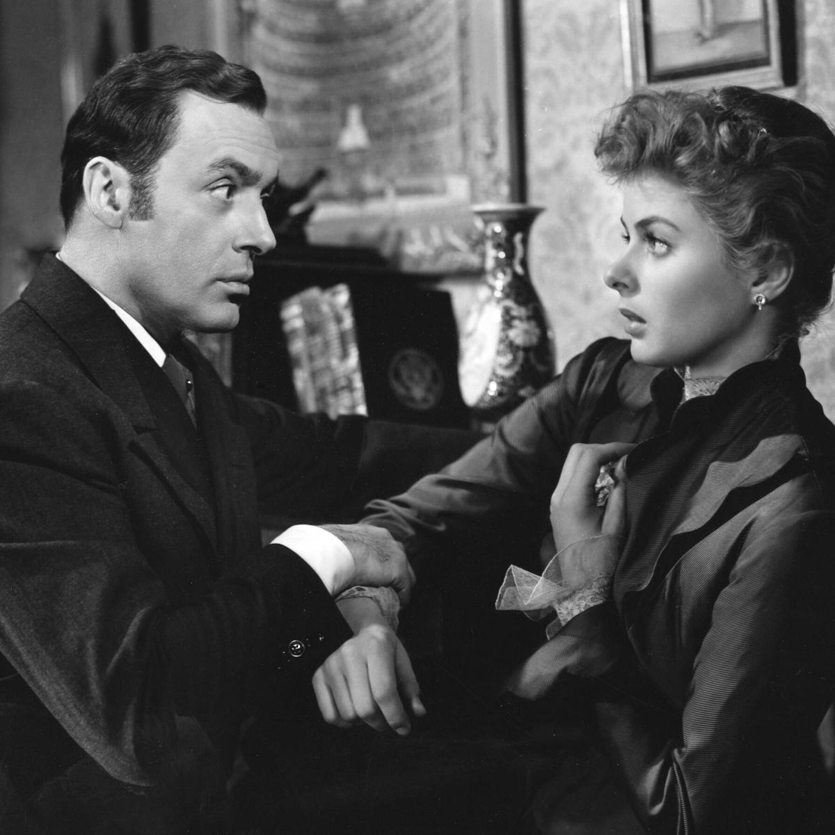 La película Gaslight (traducida en España como Luz que agoniza) se estrenó en 1944 y popularizó un concepto utilizado más tarde en psiquiatría: el fenómeno 'luz de gas'. En 1969, los psiquiatras Russell Barton y J.A. Whitehead lo emplearon para explicar cómo parejas y familiares de pacientes los hacían pasar por personas con patologías psíquicas graves.