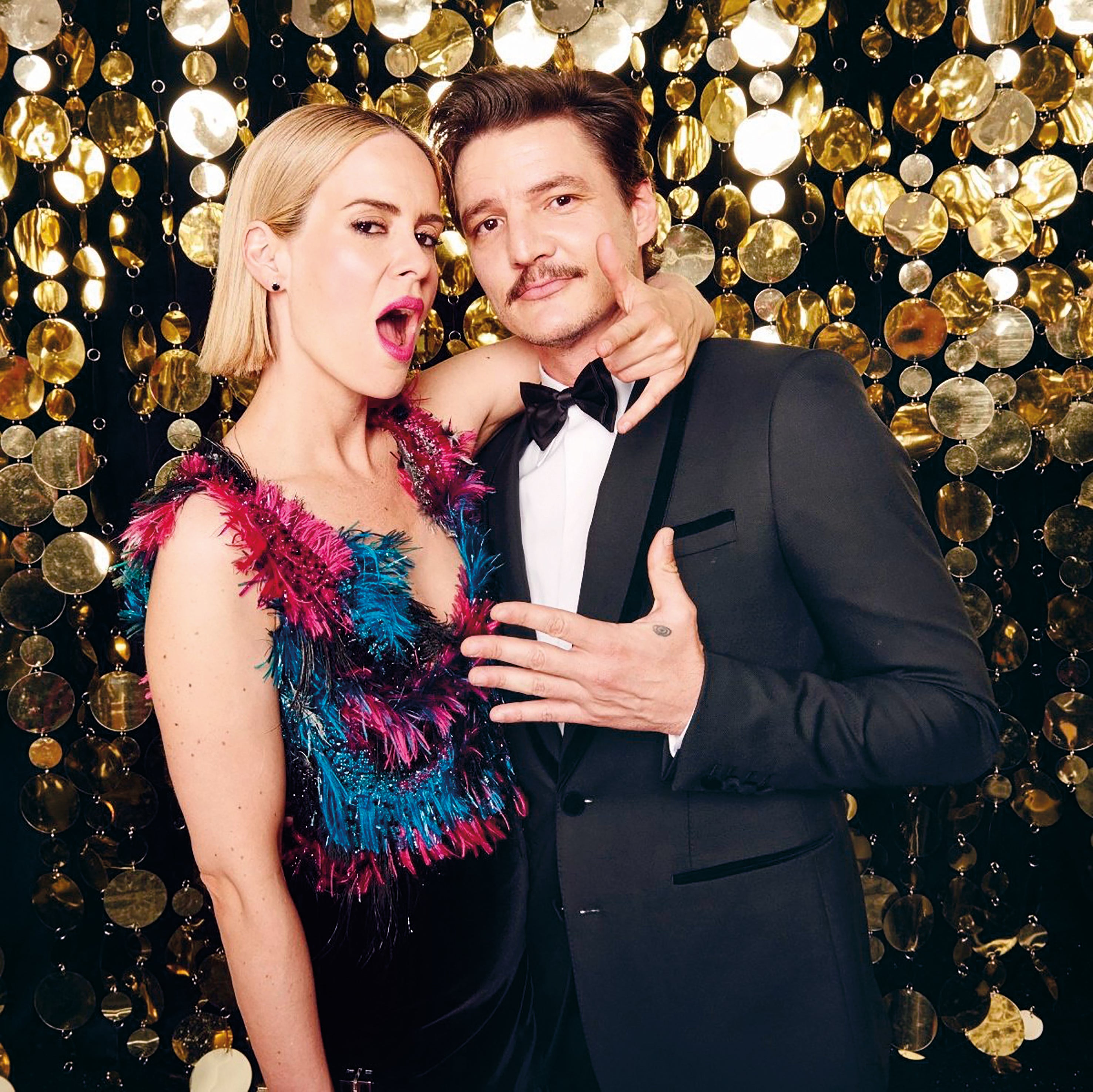 Pascal y Sarah Paulson se conocieron estudiando arte dramático en Nueva York con 18 años (tienen 50) y congeniaron a la primera. Las carreras de ambos tardaron en despegar, pero como la de ella lo hizo primero, fue quien le ayudó a él a resistir, dándole cobijo y hasta comida.