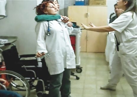 Imagen secundaria 1 - Violencia en la consulta. Distintas escenas de agresiones en centros médicos grabadas por las cámaras de vigilancia.