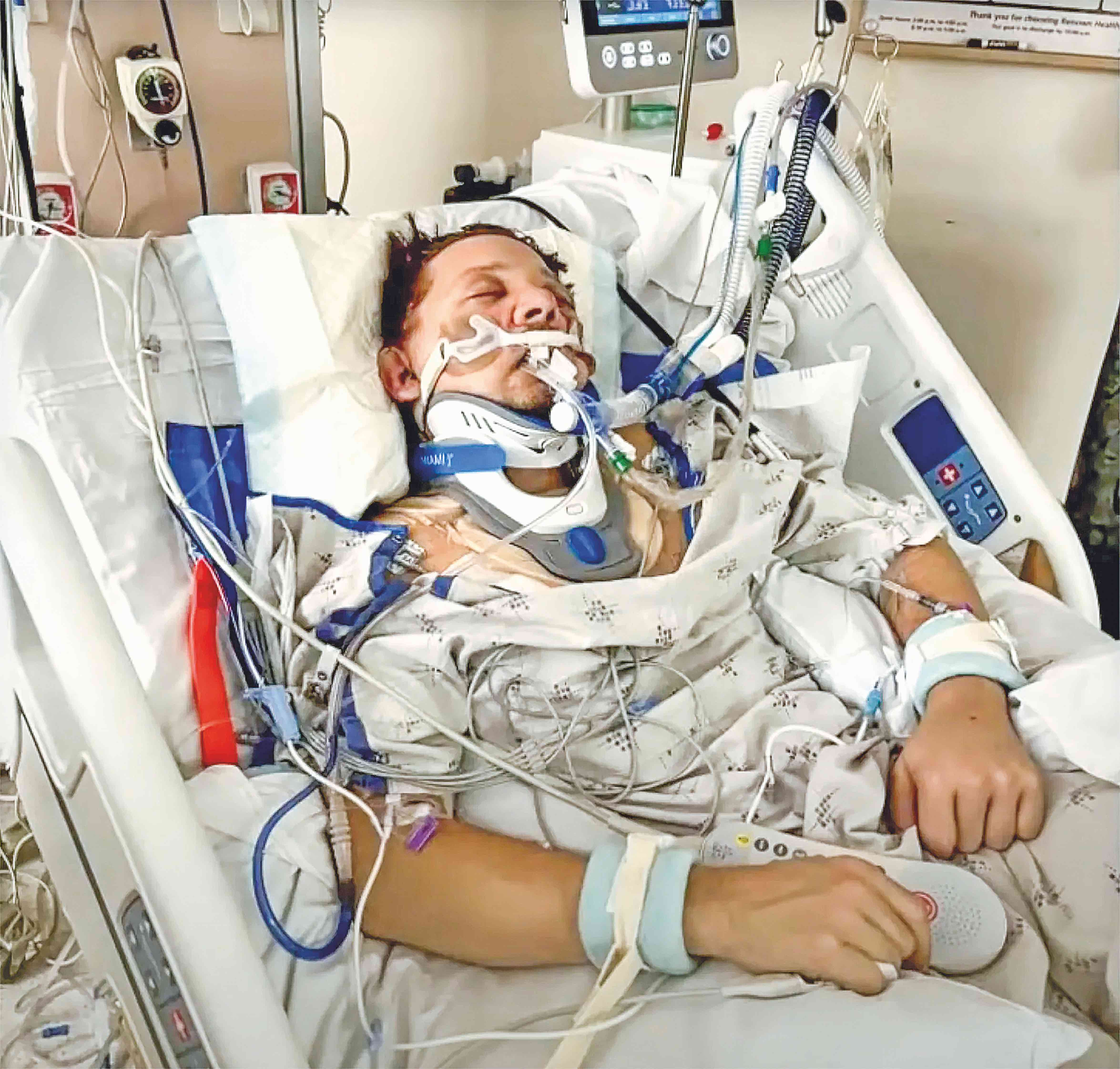 Jeremy Renner, de 55 años, en el hospital de Reno donde fue tratado tras el terrible accidente.