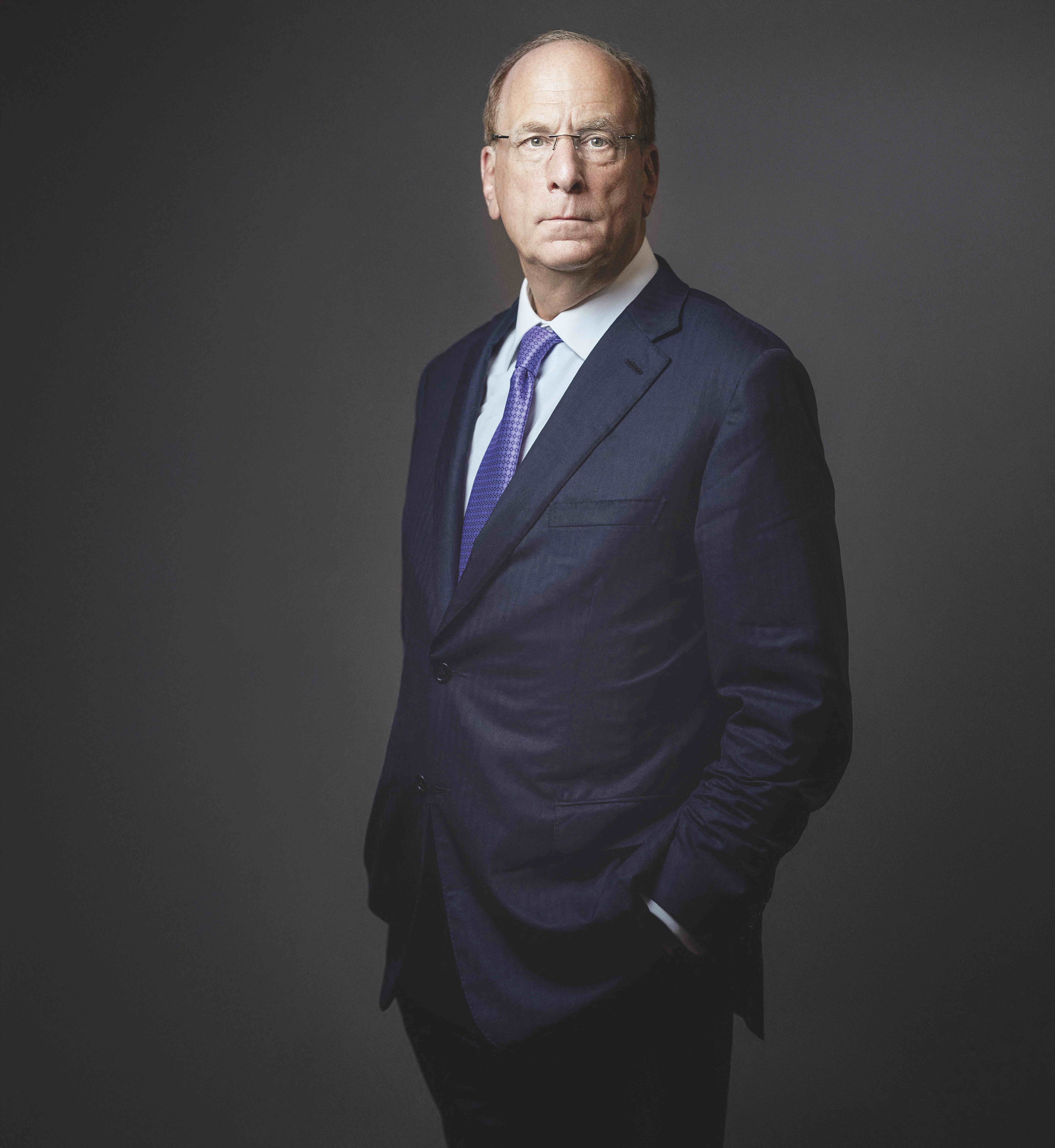 Su imperio financiero controla 11,5 billones de dólares, más que el PIB combinado de Japón, Alemania y Reino Unido. Y eso que en 1986 su carrera casi se va al garete por una mala predicción. Obsesionado desde entonces con el análisis de riesgos, creó Aladdin, un sistema que hoy monitoriza uno de cada diez dólares invertidos en el mundo. Sus cartas anuales son tan influyentes como las de Warren Buffett.