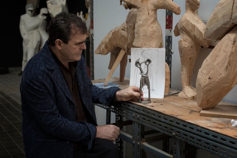 Leiro observa en su estudio la escultura Conversación, creada en exclusiva por él para la tercera edición de los Premios XLSemanal. Esculpida en aluminio, encierra las improntas que lo han consagrado internacionalmente: la figura antropomórfica, una afilada ironía no exenta de ternura y los mensajes cifrados abiertos a la interpretación como modo de ahondar en la condición humana.