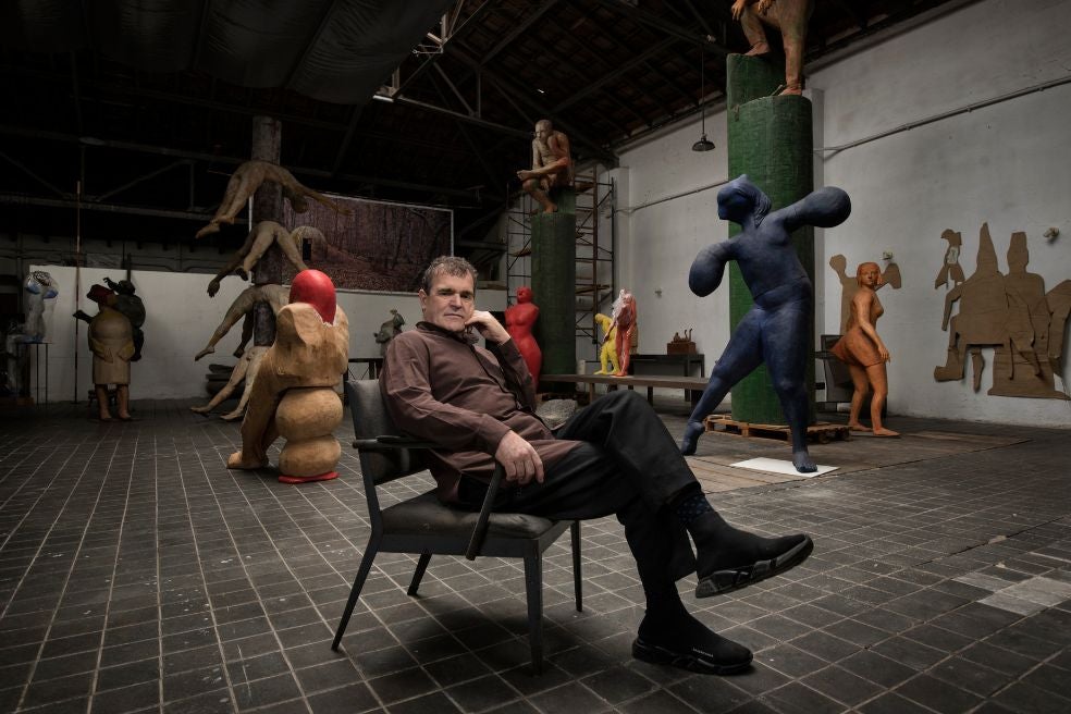 Leiro —aquí en su estudio de Madrid— es el autor de la escultura que se ha convertido en símbolo de Vigo, 'O sireno', y del cortavientos de cedro para la Puerta Santa de la catedral de Santiago de Compostela, la primera obra contemporánea incorporada a ese templo en siglos.