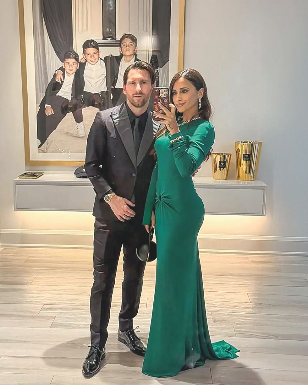 Los que sí asistieron al cumpleaños de Beckham fueron Leo Messi y su esposa, Antonela Roccuzzo. Ella lució un espectacular modelo, con cuerpo 'trabajado', y eclipsó a Victoria. Por si fuera poco, posaron para las redes delante de un retrato de sus tres hijos 'muy unidos'. Claro que aún son niños...