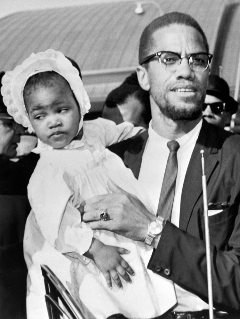 Ilyasah Shabazz (en la foto junto a su padre) es la tercera hija de Malcolm X y Betty Shabazz. Hoy en día, Ilyasah es escritora y activista y es conocida por su trabajo en defensa de los derechos civiles y su compromiso con la justicia social.