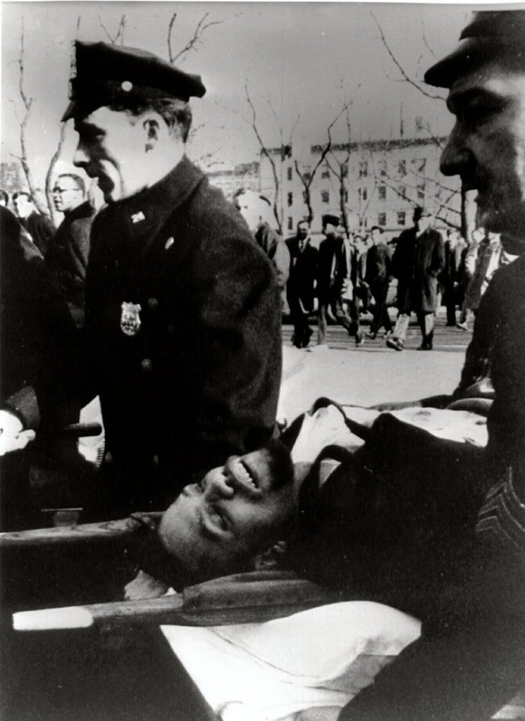 El historiador norteamericano Manning Marable explica en su libro que la mayoría de los participantes en aquel complot criminal contra Malcom X quedaron impunes. Más aun: el FBI y la Policía habrían conocido con antelación el atentado y no lo impidieron.