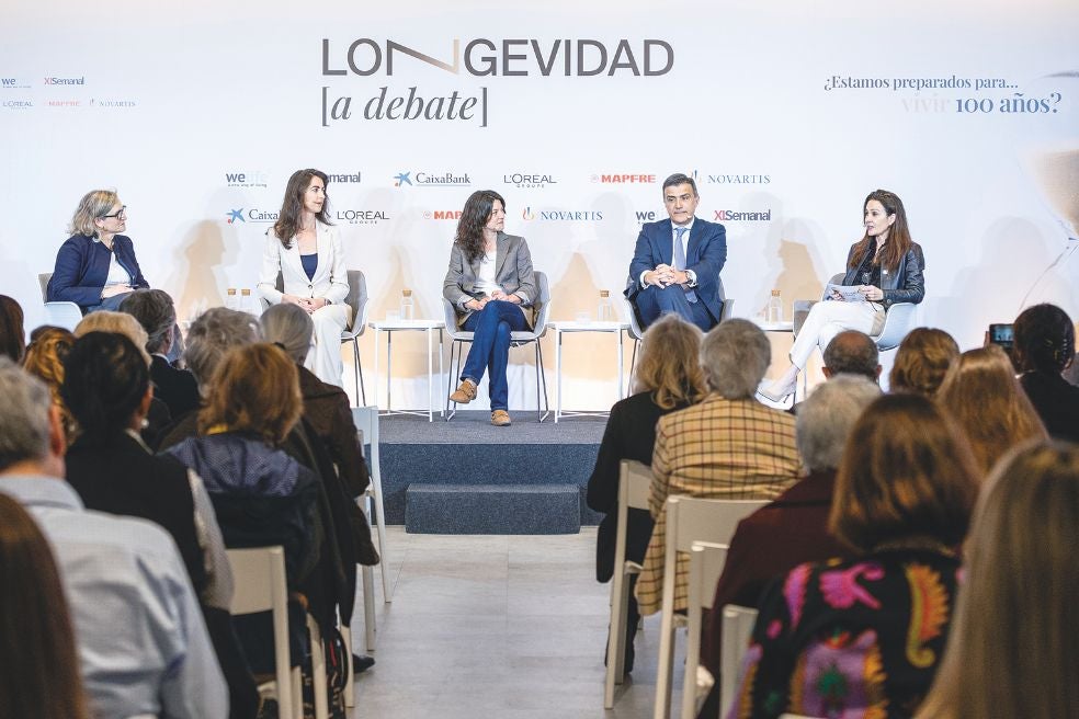 De izquierda a derecha: Mercedes Ayuso, catedrática de Estadística Actuarial en la Universidad de Barcelona, especializada en pensiones y sistemas de seguridad social; Esmeralda Gómez, fundadora y CEO de Econoky y referente en salud financiera; María Ángeles Molina Martínez, profesora ayudante de Psicología de la UNED; Salvador Noves Pernías, director de Propuesta de Valor de Segmentos Retail de CaixaBank; y la moderadora, Catalina Álvarez Olea.