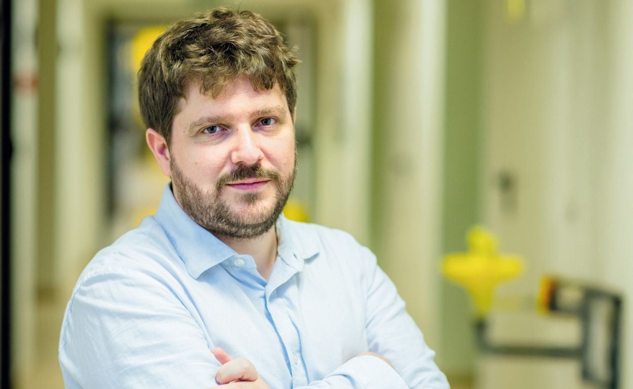 Miguel Anaya, físico: «¿Te imaginas un jersey que cargara tu móvil mientras paseas? Los nuevos materiales parecen ciencia ficción»