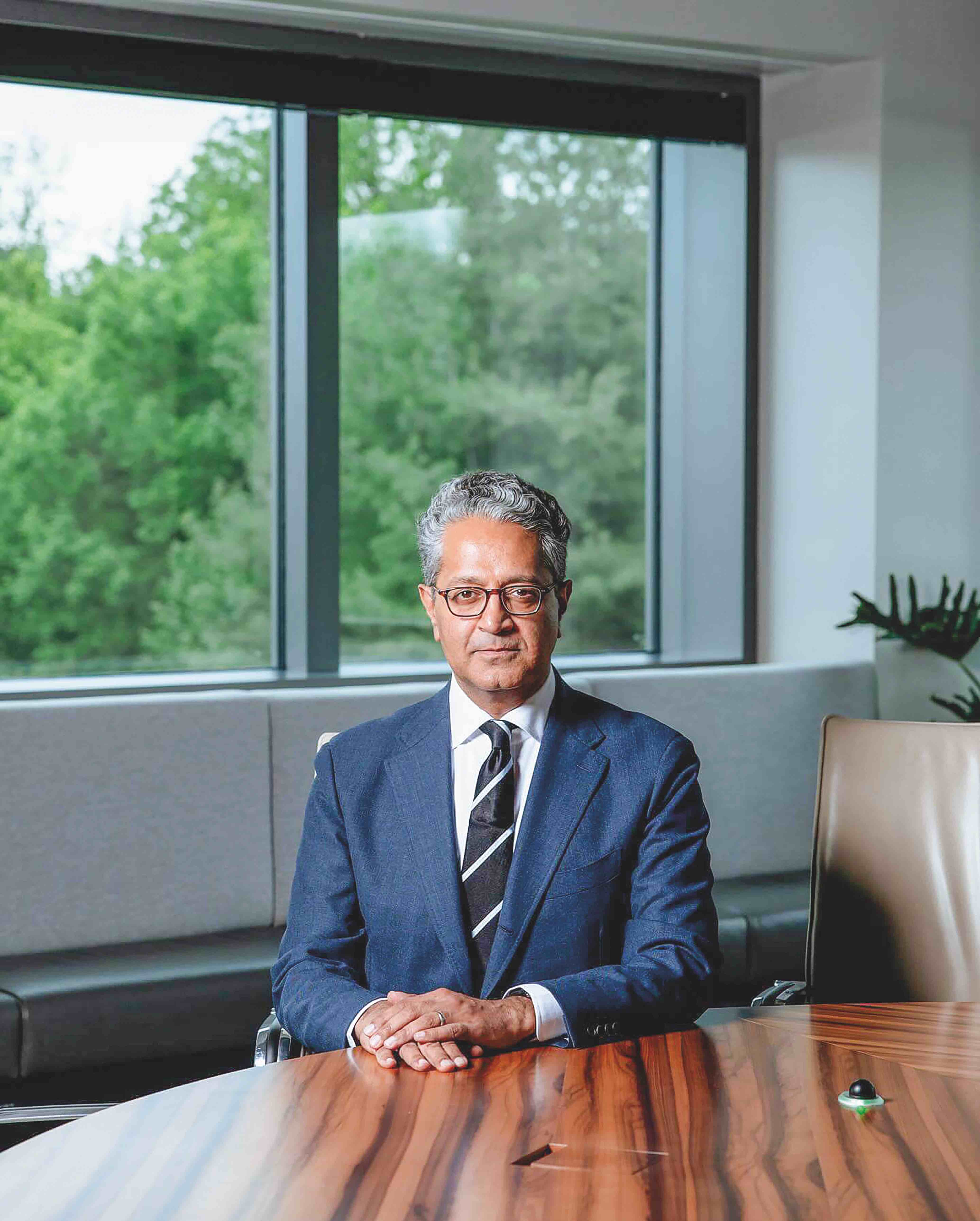 De origen indio, Ramji controla 8 billones de dólares desde un tranquilo pueblo de Pensilvania. El fondo fue creado por John Bogle, quien revolucionó la industria en 1975 al crear los fondos indexados, ETF, un tipo de fondo que cotiza en Bolsa y que incluye diferentes valores, lo que permite diversificar de forma más eficaz.