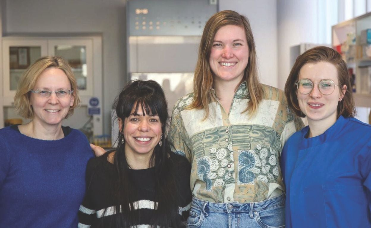 Sara Mederos (segunda por la izquierda), neurocientífica española formada en el Instituto Cajal del CSIC, se incorporó en 2020 al prestigioso Sainsbury Wellcome Centre de Londres. Allí lidera estudios revolucionarios sobre las vías neuronales que regulan el miedo. «Se sabe que varias regiones cerebrales están involucra-das en procesar el peligro. Mi desafío es descubrir mecanismos de control que posibiliten nuevas terapias».