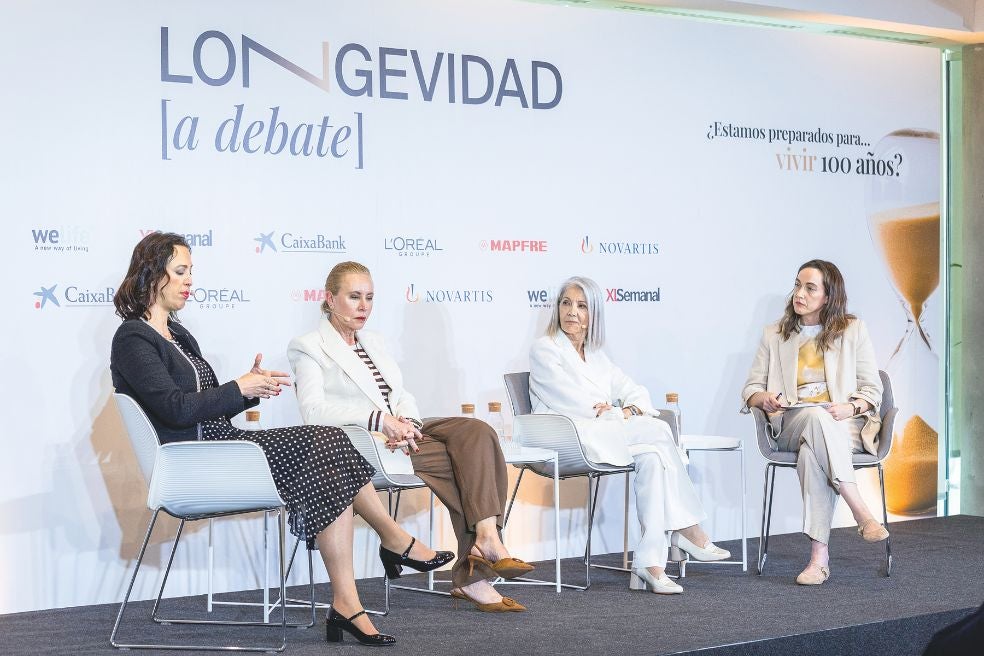 De izquierda a derecha: la psiquiatra Teresa Aparicio, directora médica de la clínica que lleva su nombre; la doctora Mar Mira, codirectora de la Clínica Mira+Cueto; la experta en moda Camino Villa; y Raquel Peláez, periodista de XLSemanal.