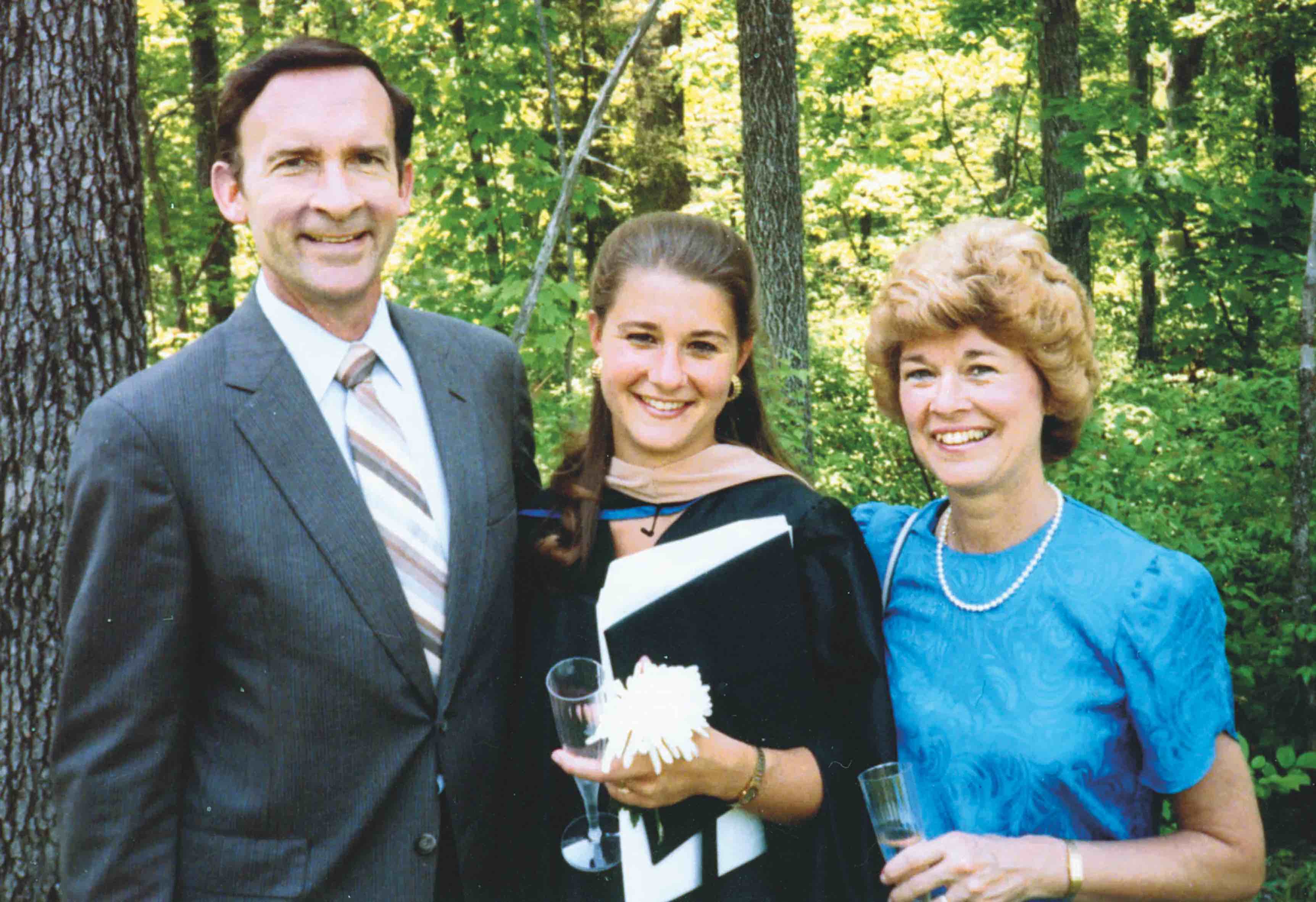 Melinda con sus padres, un ingeniero de la misión Apolo y un ama de casa.