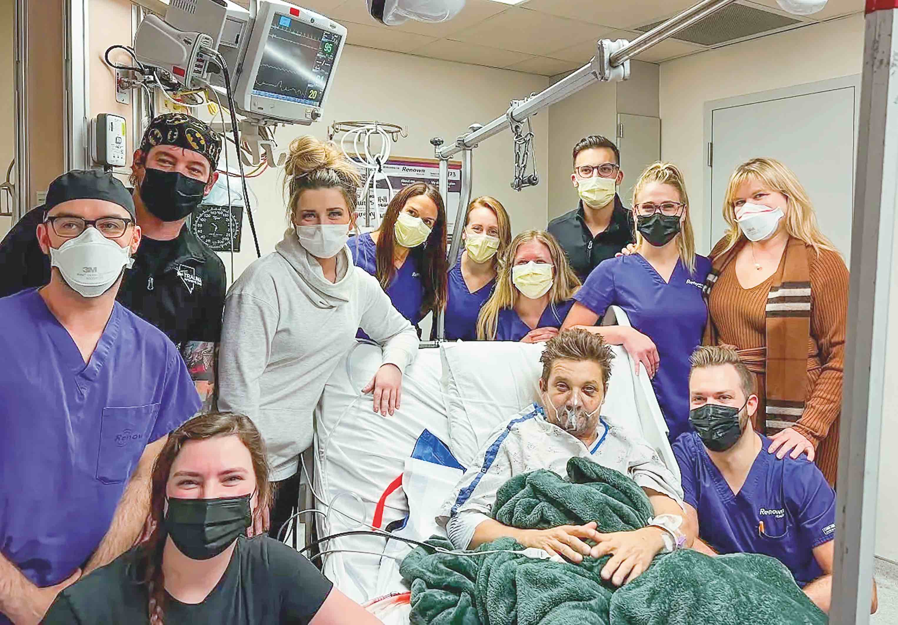Renner es el mayor de siete hermanos y creció en Modesto (California) como hijo del gerente de una bolera, donde todos los hermanos trabajaron. Está muy unido a ellos (en la foto lo acompañan en el hospital).