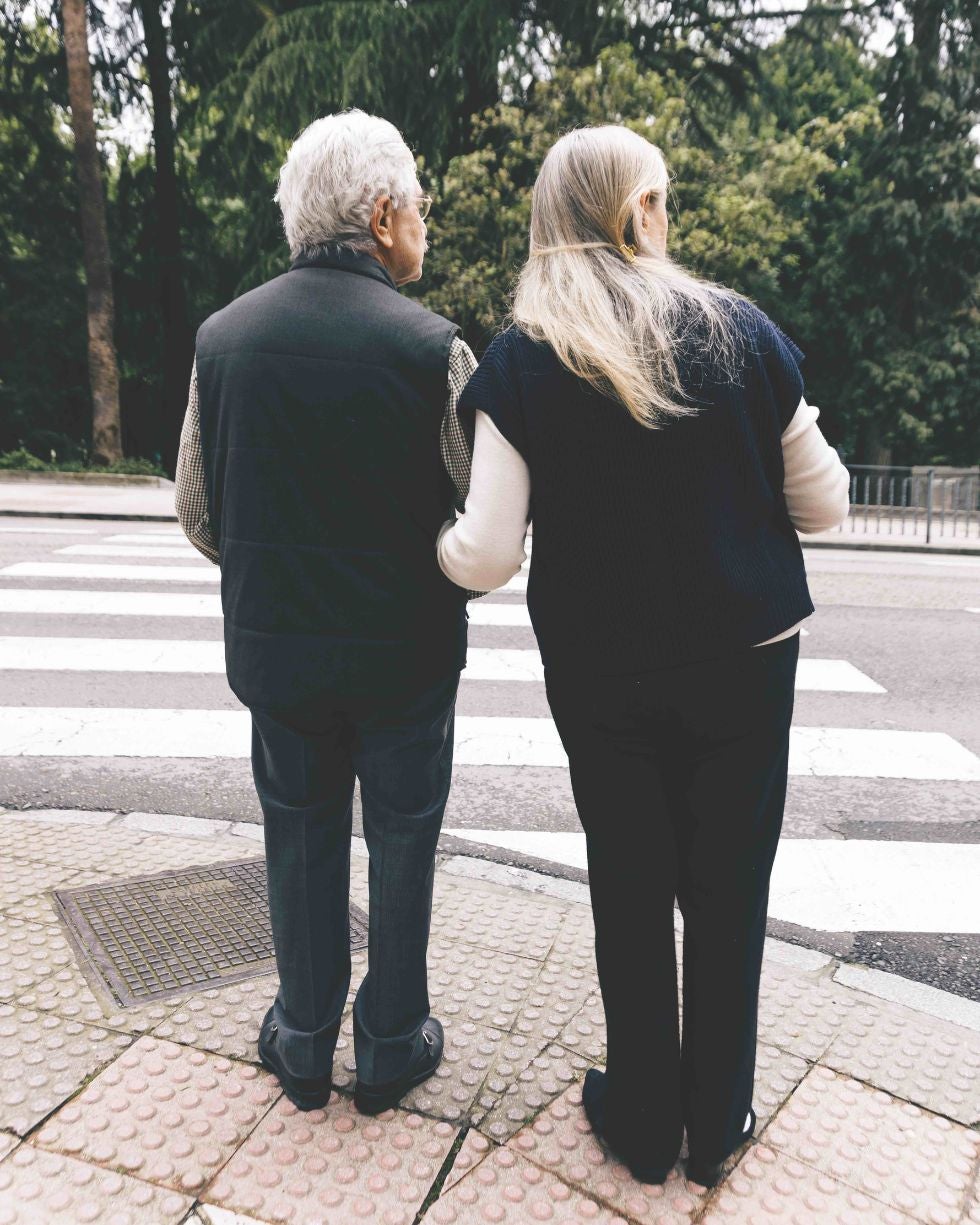 Amelia Valcárcel y el también filósofo Lluis Xabel Álvarez llevan casados 50 años. No están de acuerdo en muchas cosas, reconocen. «Tenemos debates la mar de agudos. Las sobremesas y sobrecenas casi nunca han fallado. No nos aburrimos», explica ella. Aquí, la pareja camino del parque Campo de San Francisco, en Oviedo.