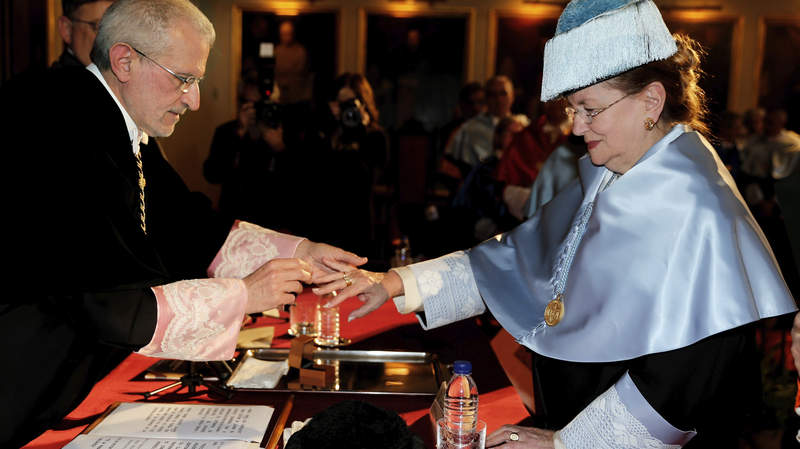 Ha sido vicepresidenta del Real Patronato del Museo del Prado, jurado de los Premios Príncipe de Asturias, doctora honoris causa por universidades españolas y extranjeras...