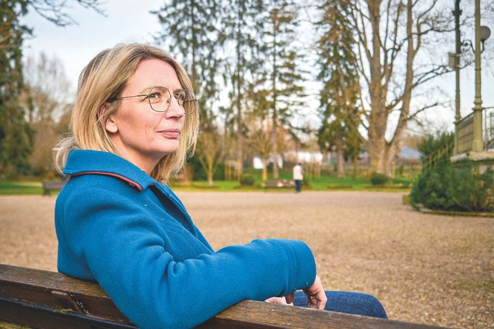 Amélie Lévêque, de 43 años, leyó en el periódico sobre Le Scouarnec y, de repente, 'supo'. Contactó con su médico de cabecera y comprobó que el pedófilo le había extirpado el apéndice en 1991. «En segundos volví a tener 9 años. Todo volvió: las sensaciones, los olores, el frío, la violación. Todo», declaró.