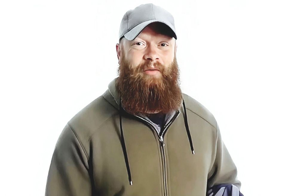 Christopher Pelkey murió en una trifulca de tráfico en Arizona. En la vista contra su supuesto homicida, en mayo, el juez dejó a su familia presentar un avatar de la víctima creado con IA (foto) que se dirigió al jurado. El abogado del acusado recurrió el veredicto —10 años y medio de prisión— por «haber influenciado de forma indebida al jurado».