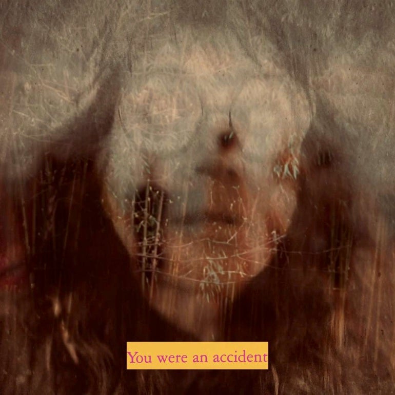 Muchos de los collages de Coixet incluyen alguna frase. «Son como disparadores que resignifican mucho de lo que hago», dice. «La idea de que todos somos accidentes me ha perseguido siempre. Por eso quizá está en mi único autorretrato. Como un memento».