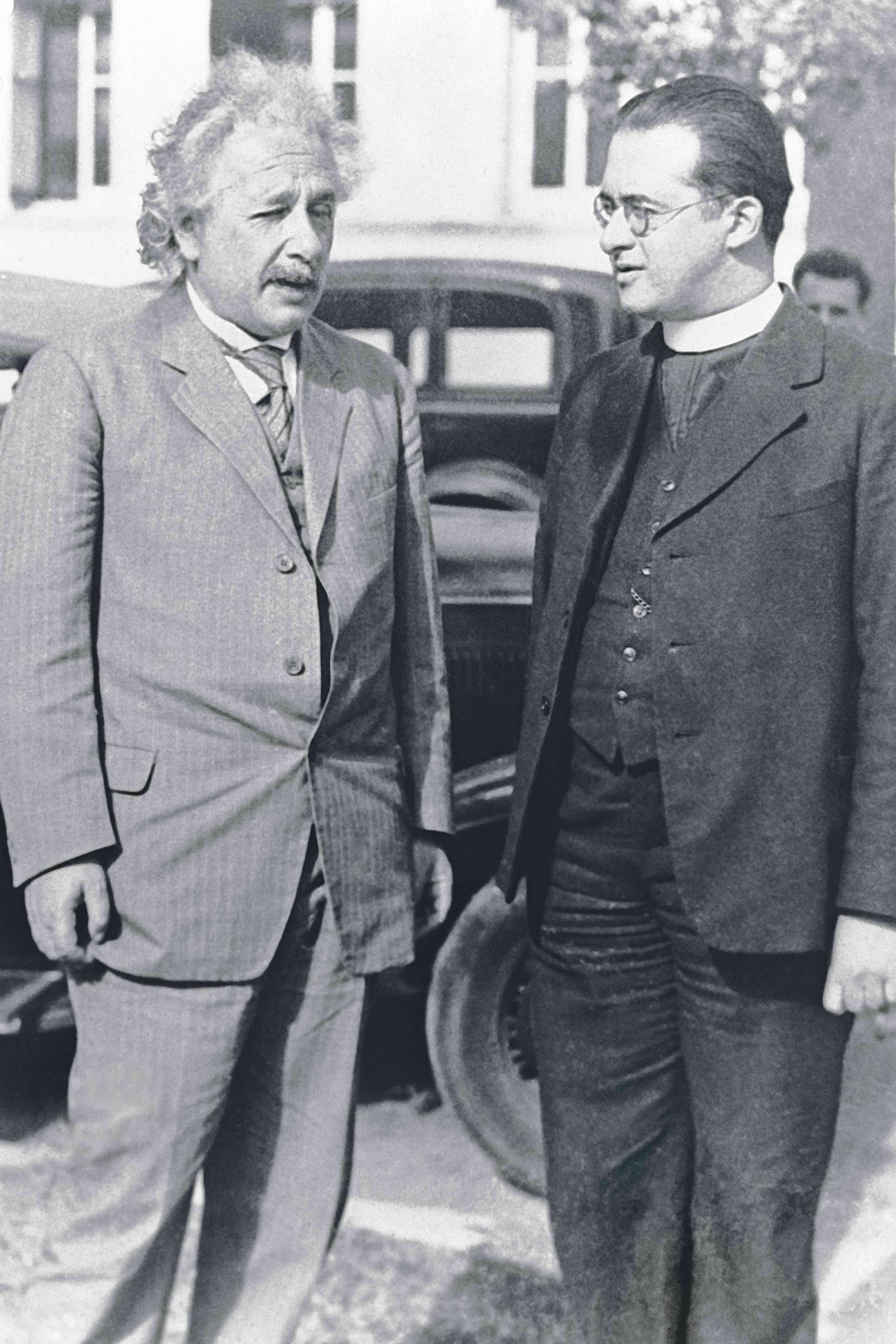 Georges Lemaître, físico y sacerdote, propuso la «teoría del átomo primigenio», el origen del Big Bang. Fue muy criticado por Einstein, quien admitió después que aquello fue «el mayor error de mi vida».