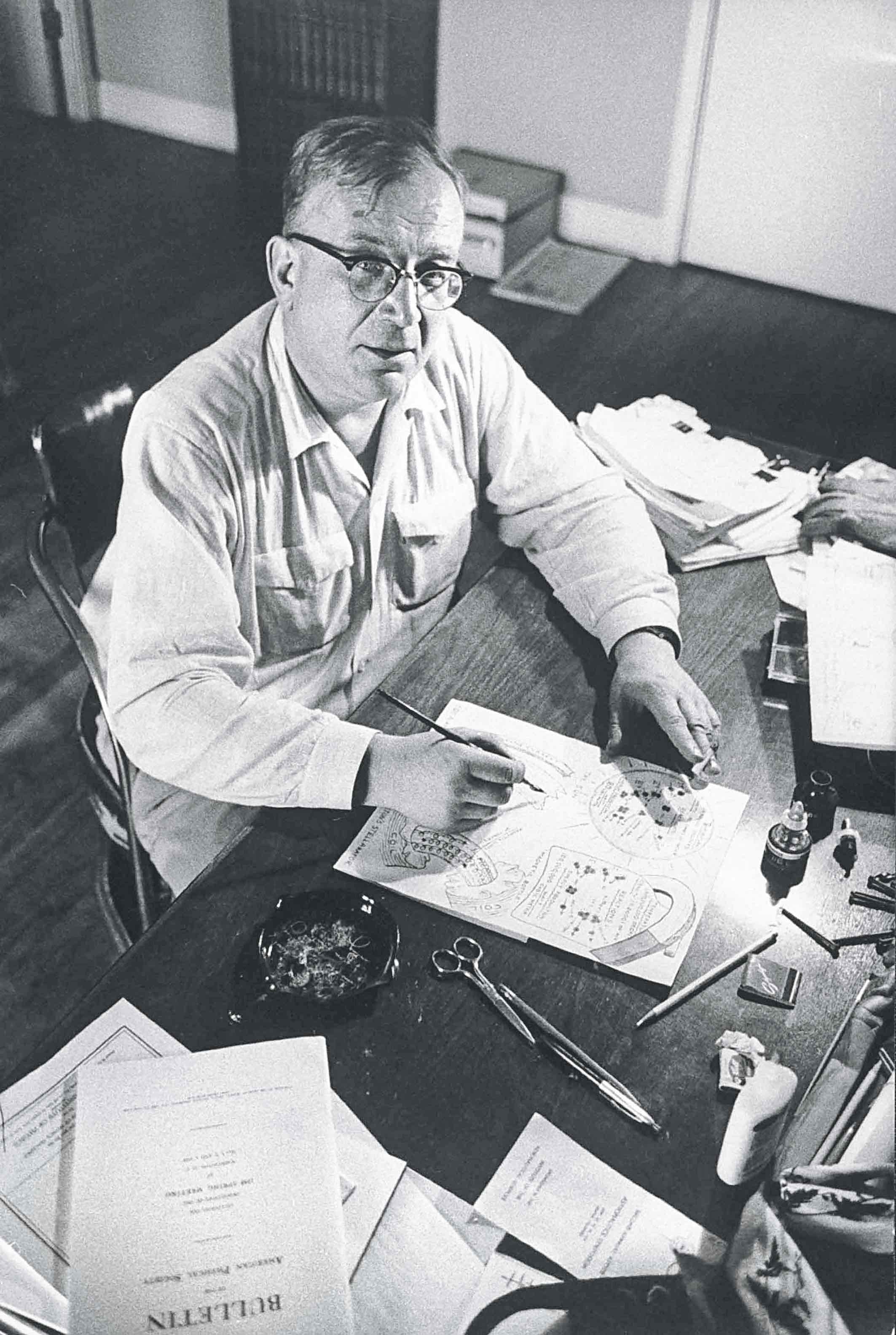 Gueorgui Gámov, físico y astrónomo soviético, fue infravalorado en su época a pesar de sus grandes aportaciones a la mecánica cuántica. Defendió que en el universo tenía que quedar rastro de calor del Big Bang.