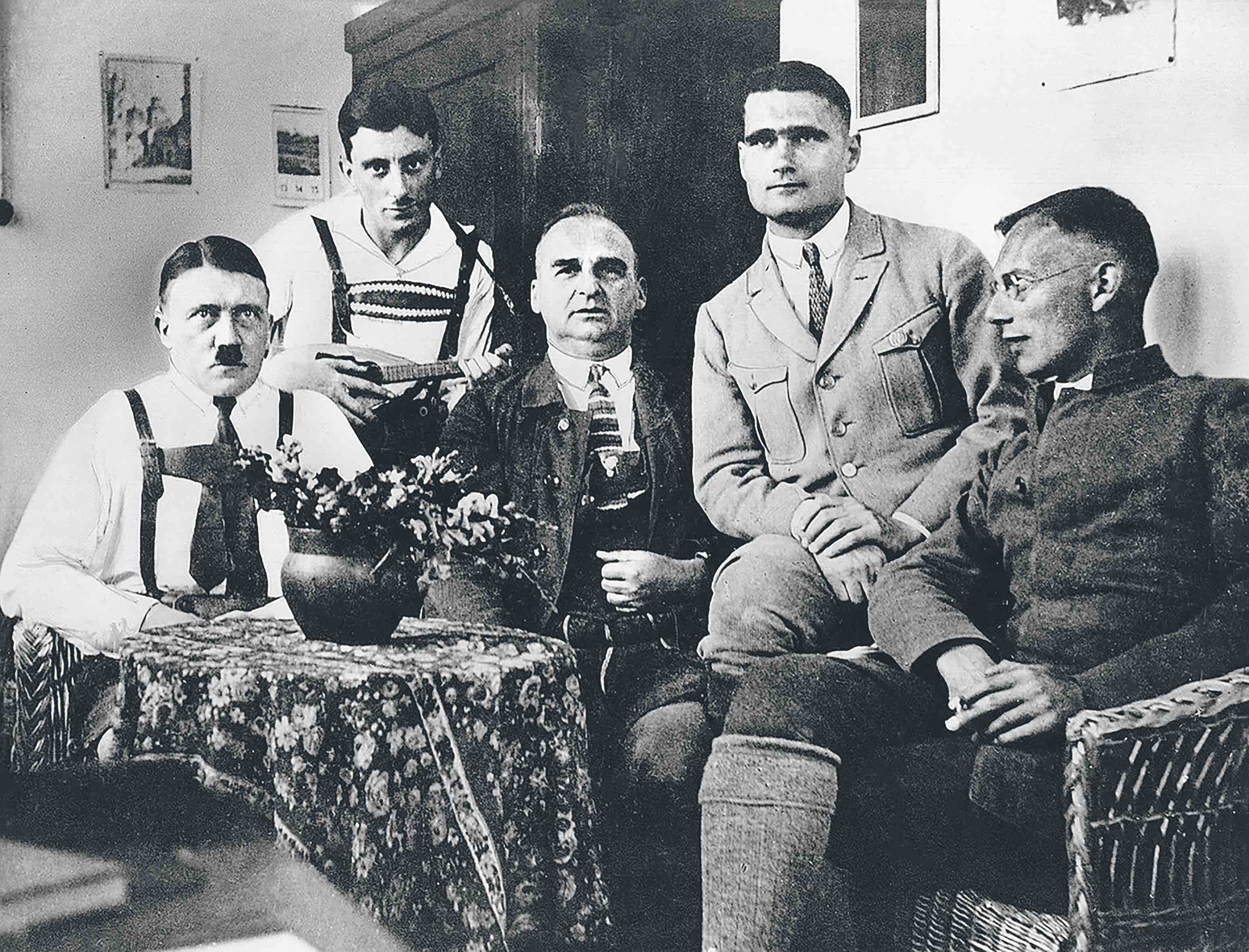 En 1923, Hitler y sus secuaces intentaron dar un golpe de Estado, el Putsch de Múnich. Fracasaron y fueron condenados, pero a la pena más leve por traición: cinco años en una cárcel tan de mínima seguridad que ni lo parecía, como muestra la foto de arriba de los golpistas en ella en 1924. Hitler solo cumplió ocho meses y aprovechó para escribir Mi lucha, con ayuda de su lugarteniente Rudolf Hess (segundo por la derecha).