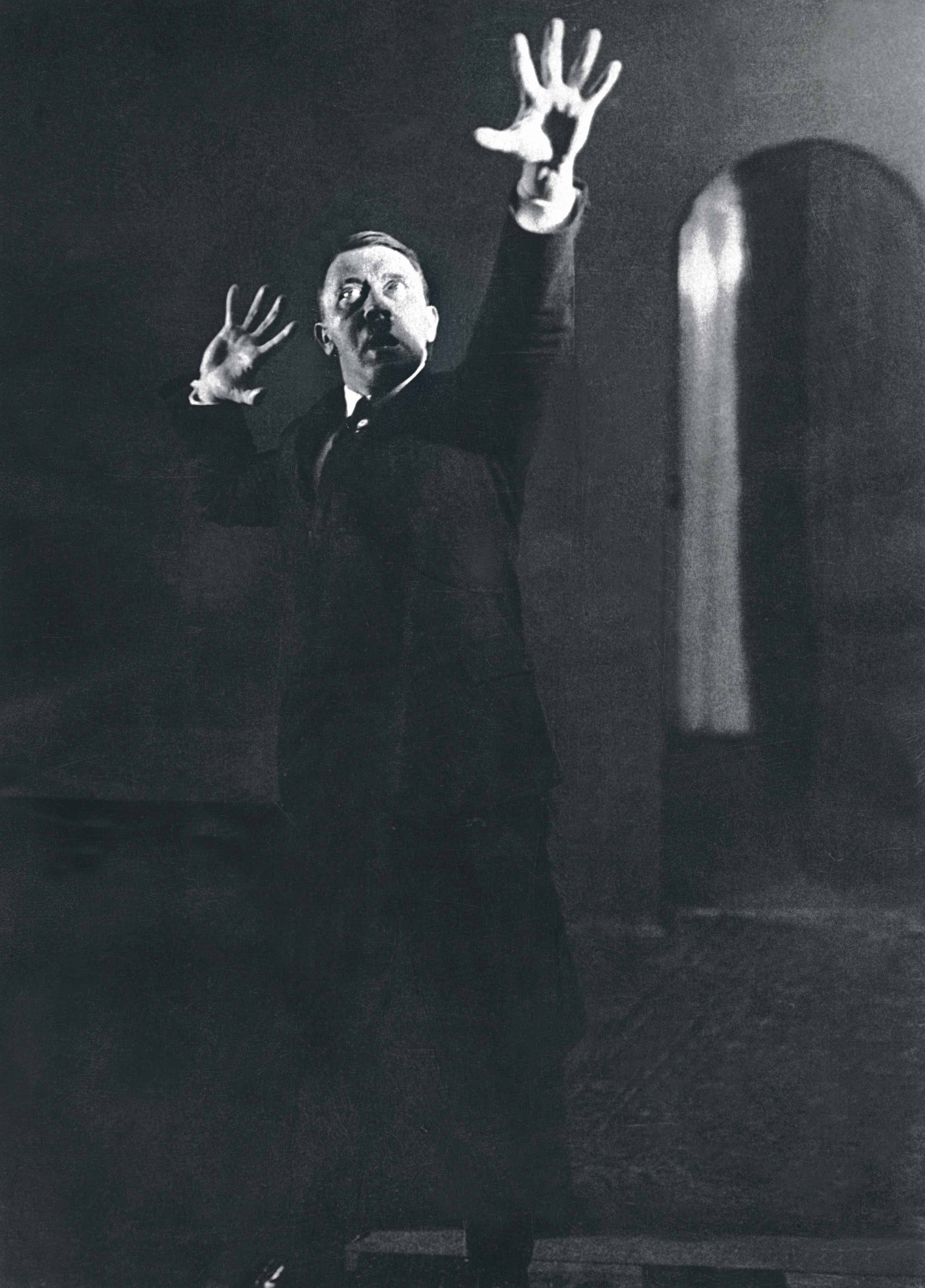 En cuanto salió de la cárcel, Hitler empezó a 'perfeccionar' su personaje público, ensayando poses y voces teatrales, como muestra esta famosa sesión de fotos de 1925.