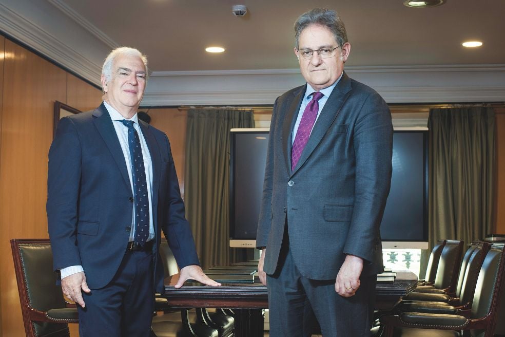 Los vocales José María Páez Martínez-Virel (izda.), presidente de la Comisión de Modernización e Informática del CGPJ, y José María Fernández Seijo, coimpulsor de una herramienta pionera de IA en los juzgados de lo Mercantil de Barcelona, defienden que la IA puede ayudar a mejorar la eficacia y eficiencia de la Justicia en España. «El mayor obstáculo es de índole presupuestaria –señalan–. Es necesario invertir mucho más en innovación».