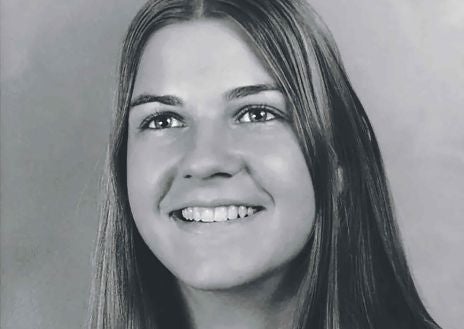 Imagen secundaria 1 - Una infancia, dos hermanos. Karen y Kelsey cuando eran bebés y vivían en Nueva Jersey, en la casa de sus abuelos maternos. Abajo, a la izquierda: Karen en 1973, cuando tenía 16 años e iba al instituto. A su lado, su hermano, con 19, en 1974, en la Juilliard School, donde estudió interpretación.