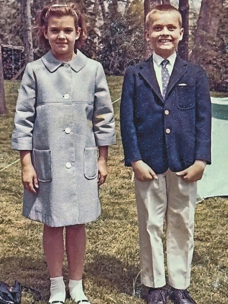 Kelsey y su hermana pequeña Karen (a la izquierda) en 1964, cuando él tenía 9 años y ella, 7.
