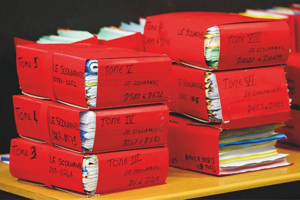 En la casa de Le Scouarnec, la Policía halló 27 discos duros con 301.544 fotos y vídeos pornográficos; la mayoría eran infantiles y algunos de zoofilia. También 70 muñecas de distintos tamaños con las que mantenía relaciones sexuales y miles de páginas de diarios en los que detalla sus agresiones sexuales.