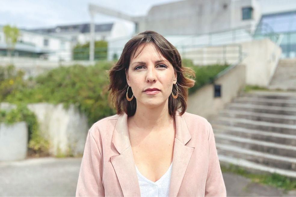 Manon Lemoine, que tenía 11 años cuando fue violada por Le Scouarnec, lamenta la escasa atención mediática. «A pesar de lo difícil que es, estamos obligados a hacernos oír, conseguir visibilidad, por nosotros y por todas las víctimas que no pueden hablar y cuyos casos ni siquiera se juzgan».