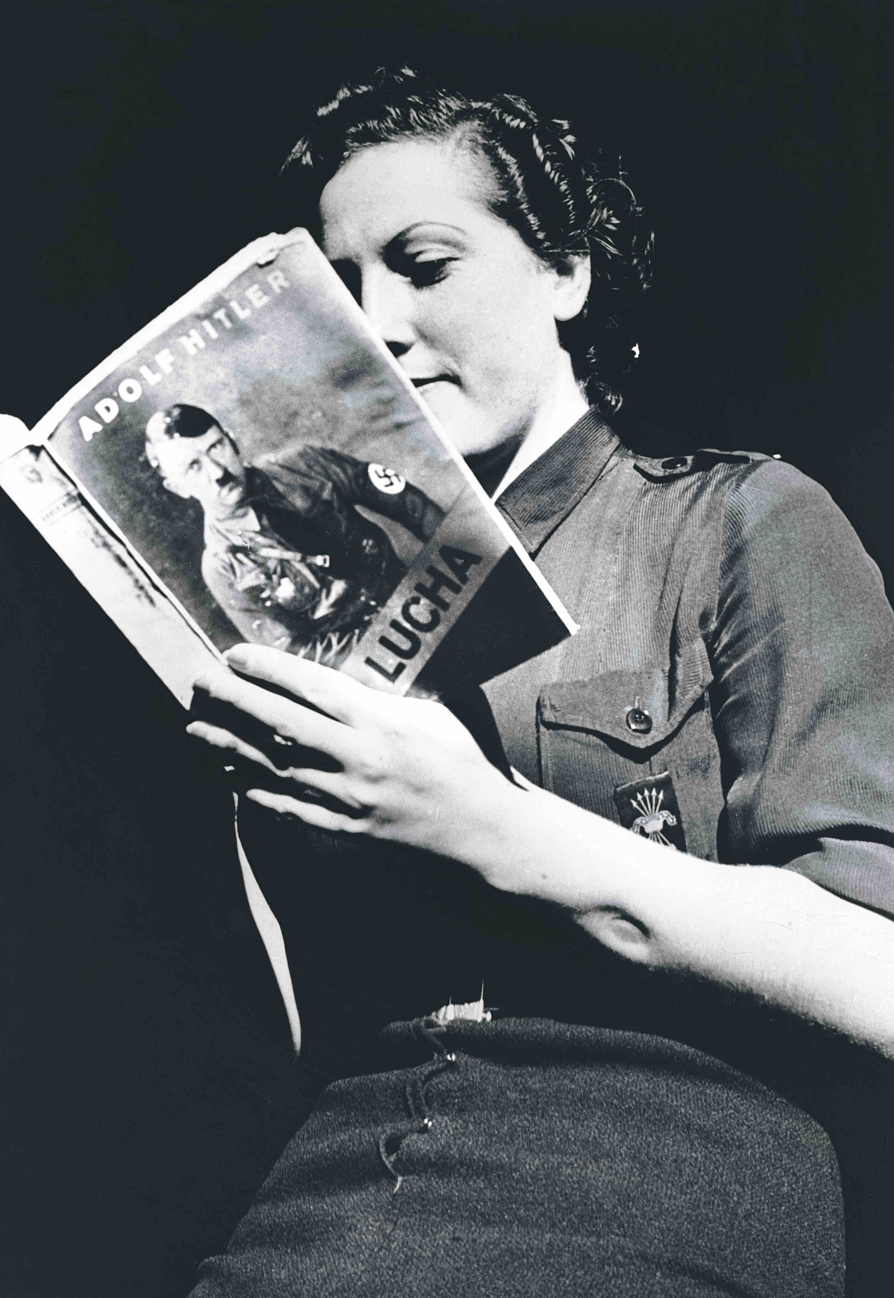 Una falangista lee el libro de Hitler en los años de la Guerra Civil española.