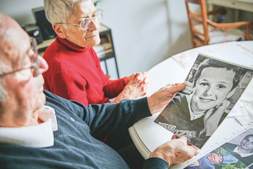 Roland y Mauricette Vinet muestran una foto de su nieto Mathis. Tenía 10 años cuando Le Scouarnec lo operó de apendicitis en 2007. En 2019, la Policía le comunicó que aparecía en sus diarios. Dos años después, a los 24 años, falleció por sobredosis.«Fue un infierno para él —dicen sus abuelos—. No podía hablar de ello. Lo mató».