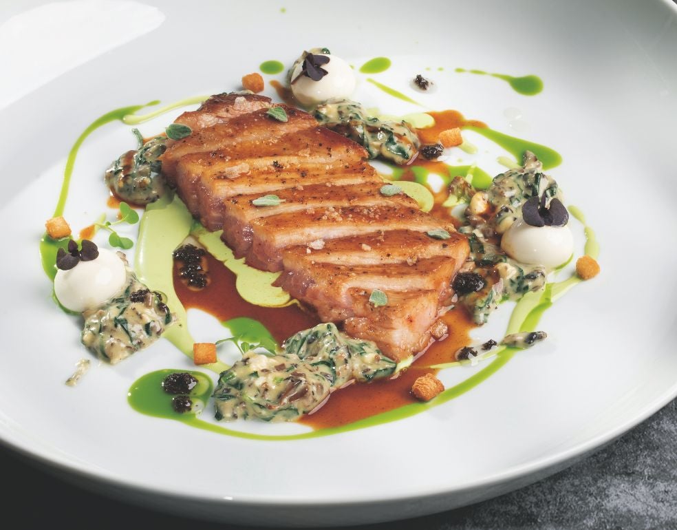 Secreto ibérico con espinacas y 'champis'