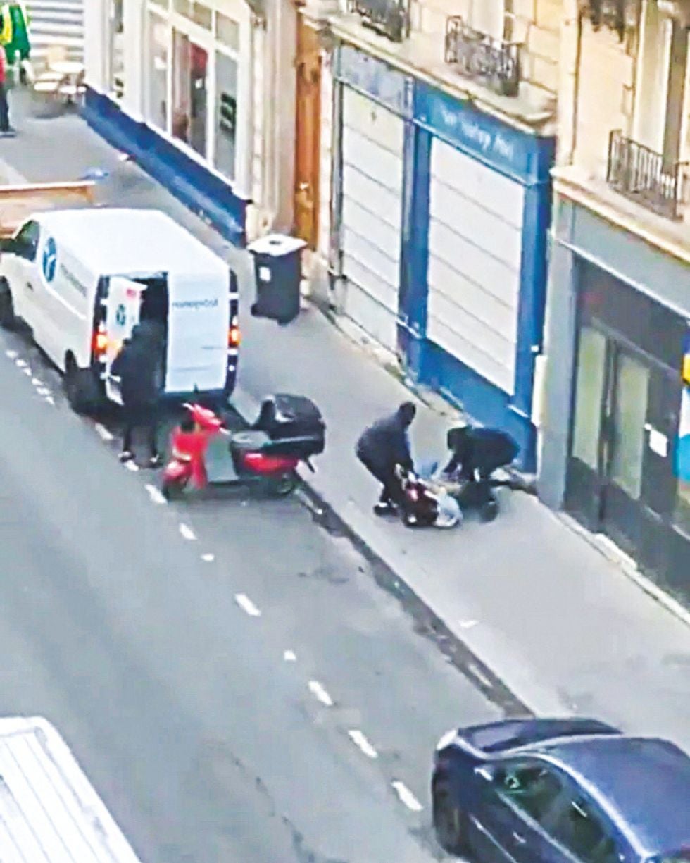 Una imagen del intento de secuestro de la hija del CEO de Paymium en una calle de París filmado por un vecino. Se libró gracias a la ayuda de un comerciante que vio la agresión.