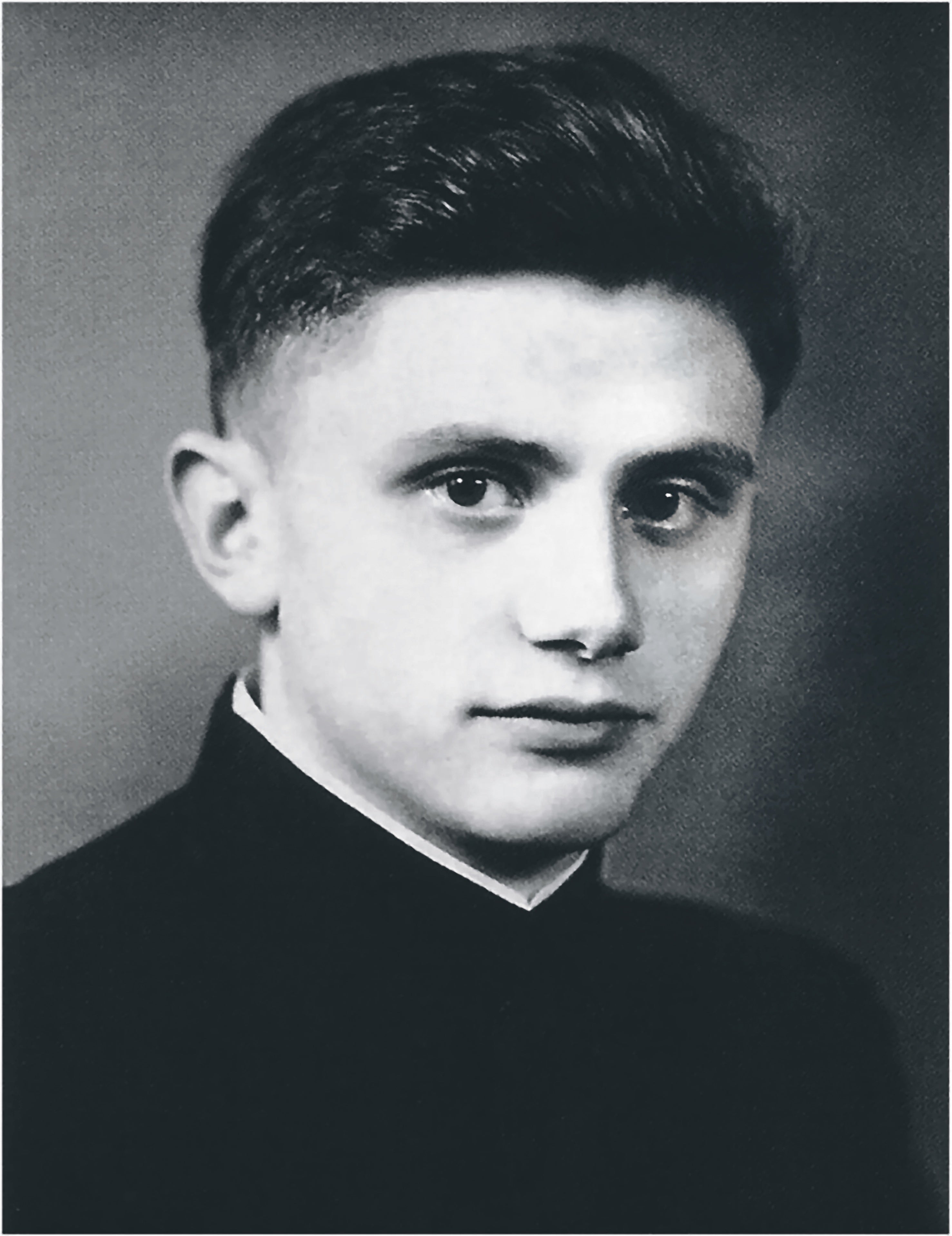 De familia fervorosamente católica, Joseph Ratzinger comenzó su trayectoria en la Iglesia como monaguillo, cuando tenía ocho años. Cuatro años después, ingresó en el Seminario Menor.