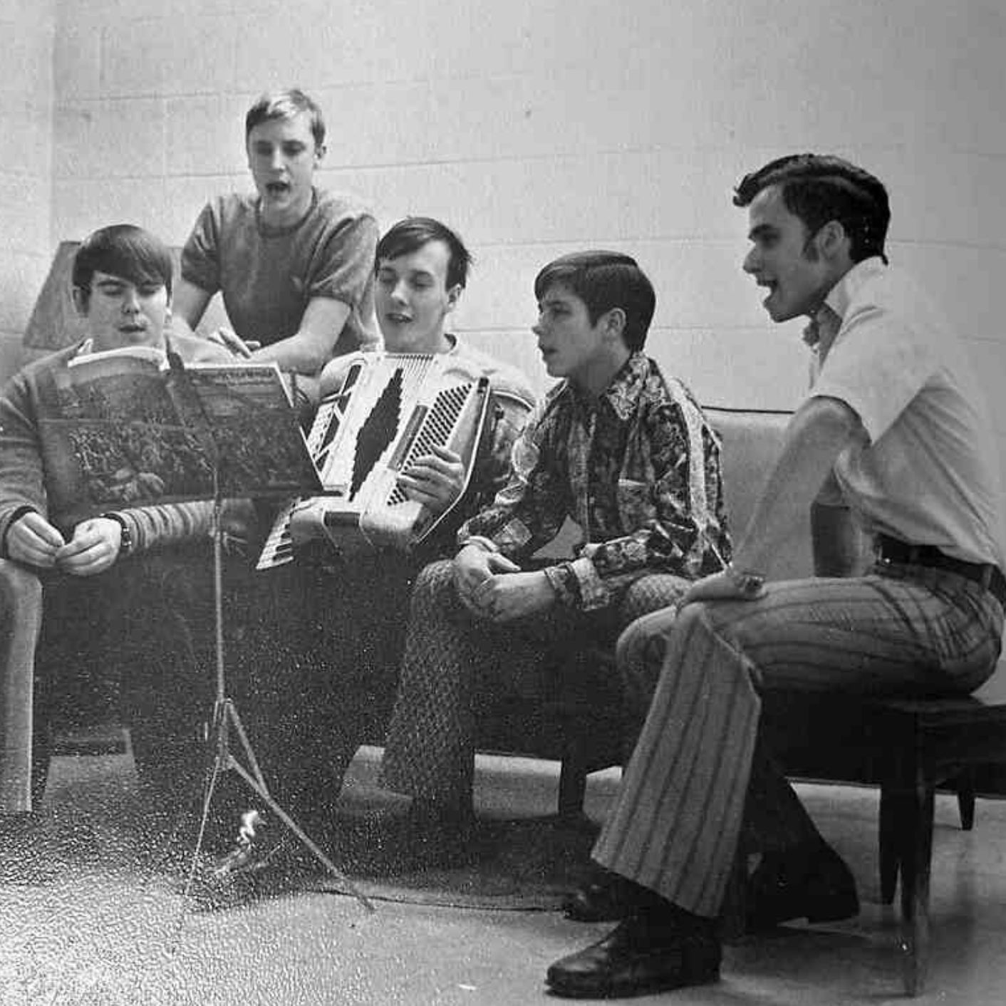 Prevost (derecha) canta, en 1973, con sus compañeros del Seminario Menor San Agustín de Holland, institución educativa de los Padres Agustinos, en el estado de Míchigan donde obtuvo el Bachillerato ese mismo año.
