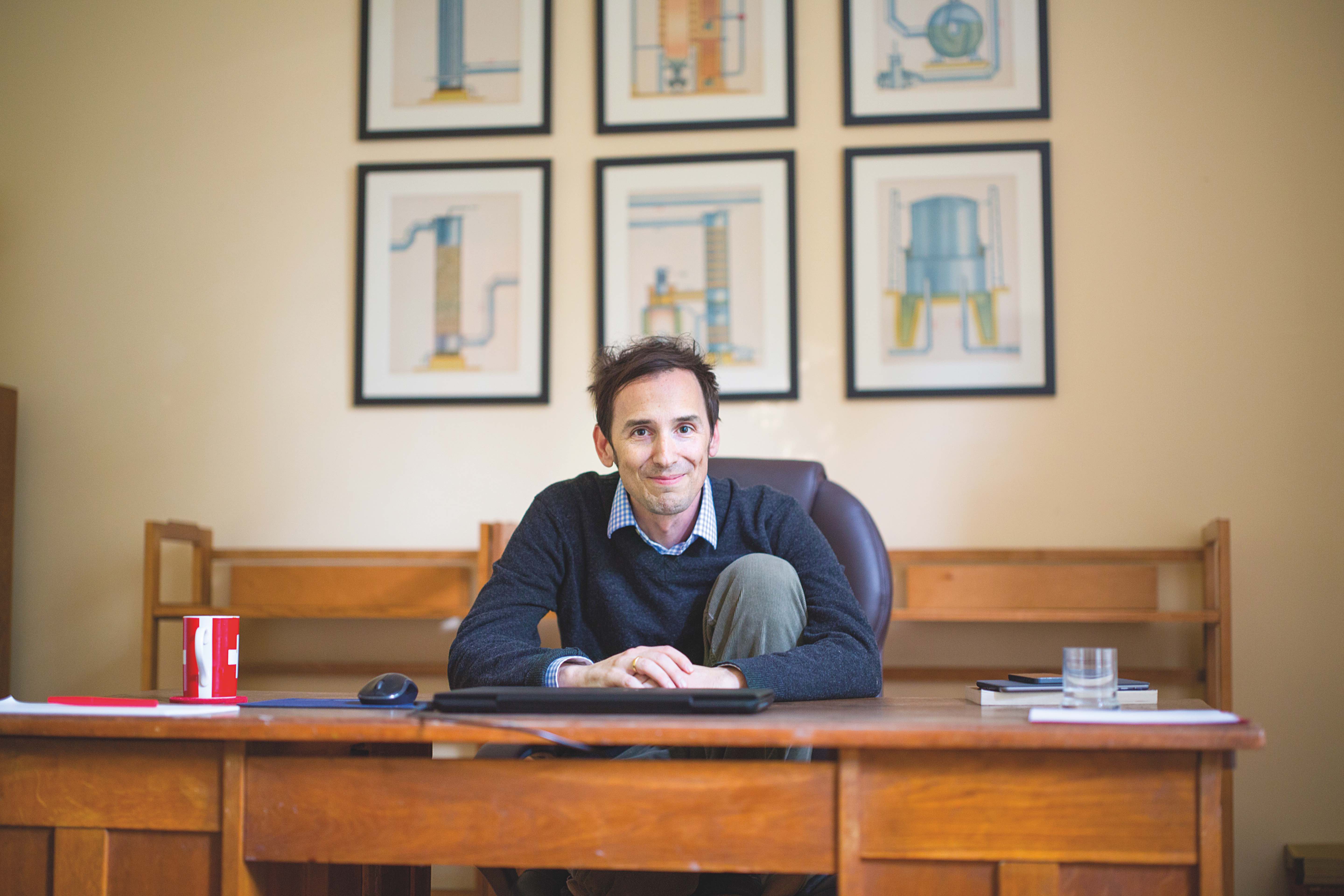 El biólogo Michael Nahm y el psiquiatra Bruce Greyson acuñaron este término en 2009, pero fue Alexander Batthyány (arriba en su despacho), en 2023, quien realizó el primer gran estudio con cientos de casos recopilados y análisis científico de experiencias cercanas a la muerte.