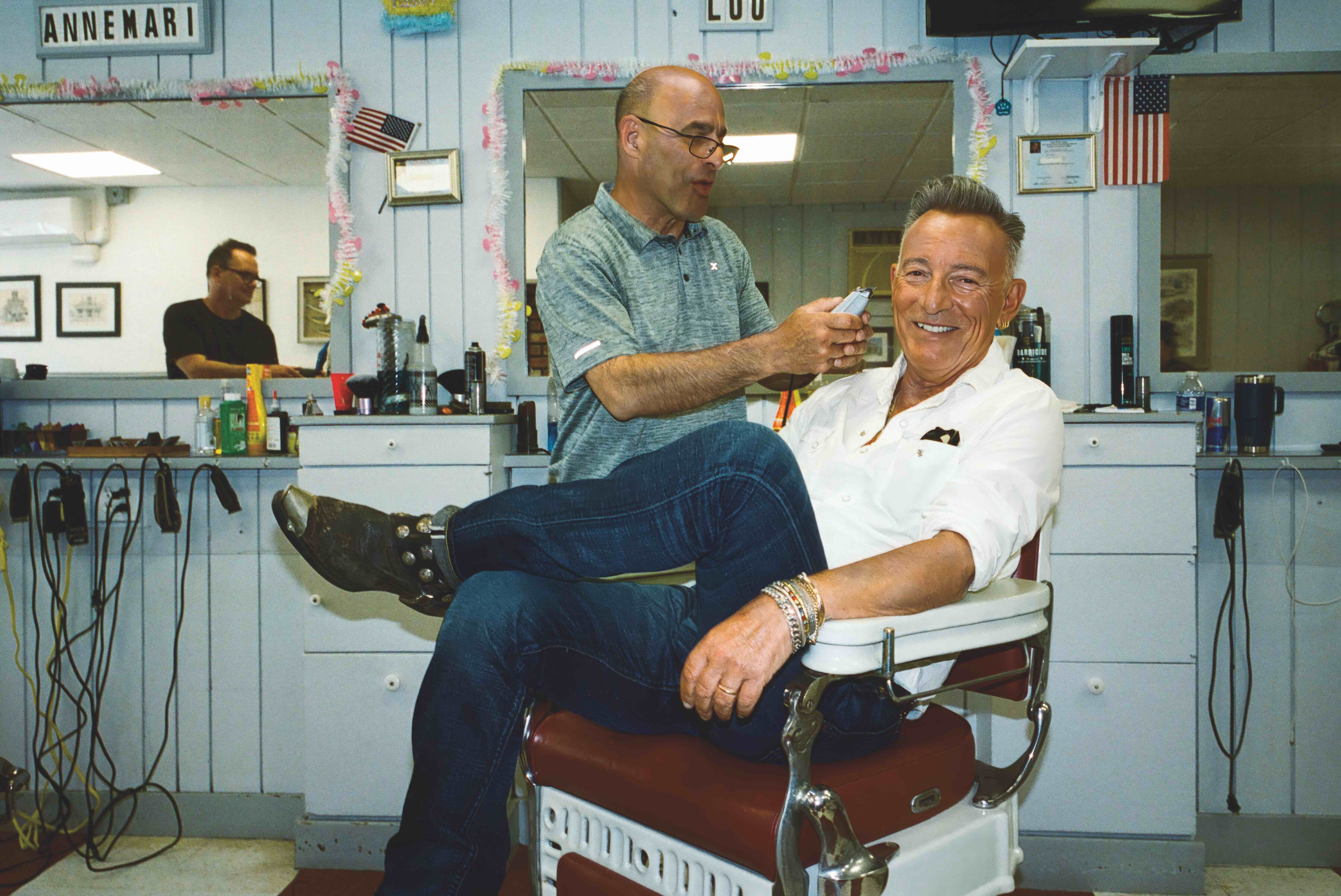 El Boss en la barbería del pueblo donde se crio (Freehold, Nueva Jersey). Hoy vive en un rancho cercano. «Volver fue la mejor decisión de mi vida. Conozco al alcalde, al cura, al barbero; ceno con mis amigos de los 15 años... Esto es la alegría de la vida».