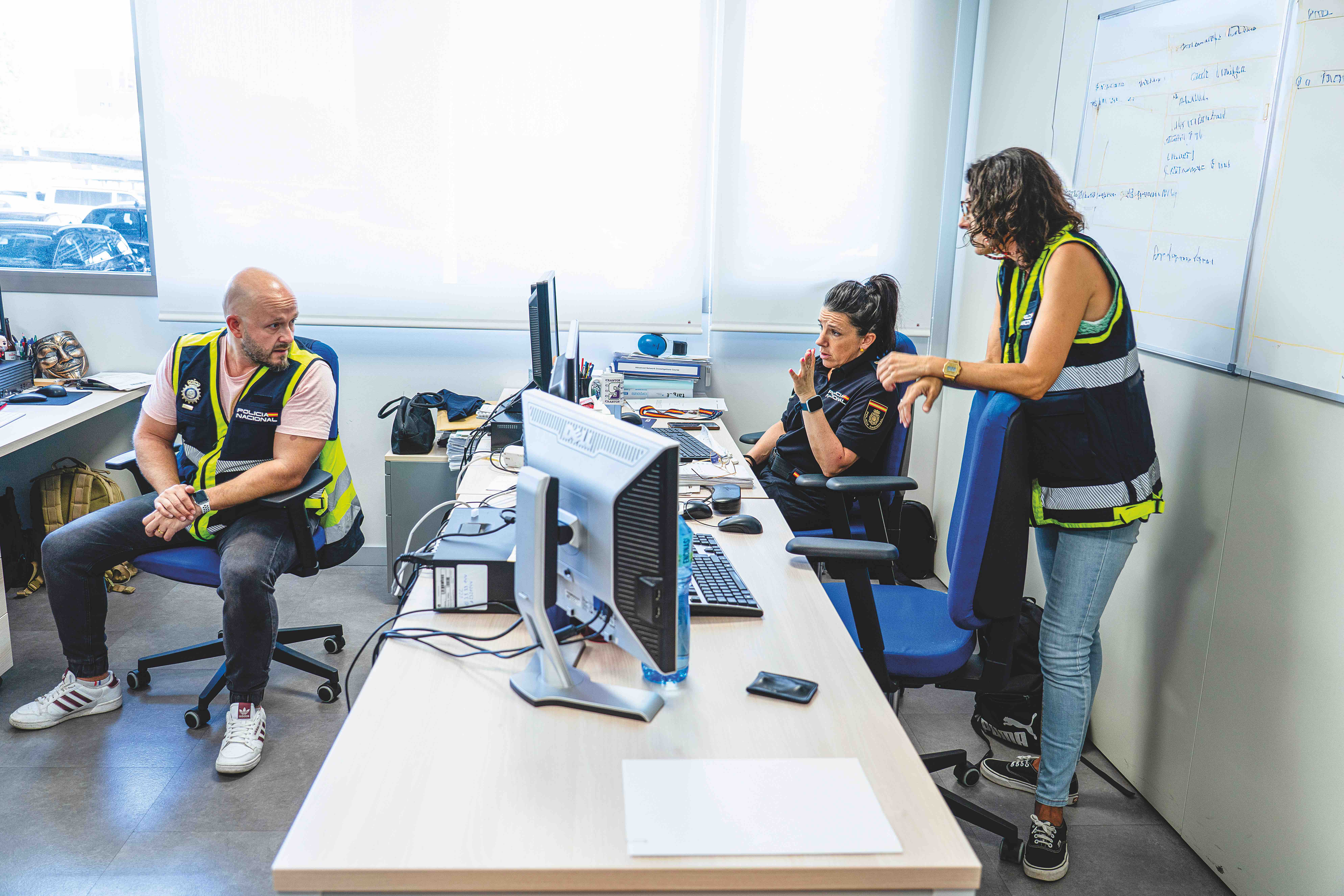 La inspectora Virginia García (en el centro), jefa del Grupo de Redes Dos, conversa con dos agentes de su equipo en el inicio de una intervención.