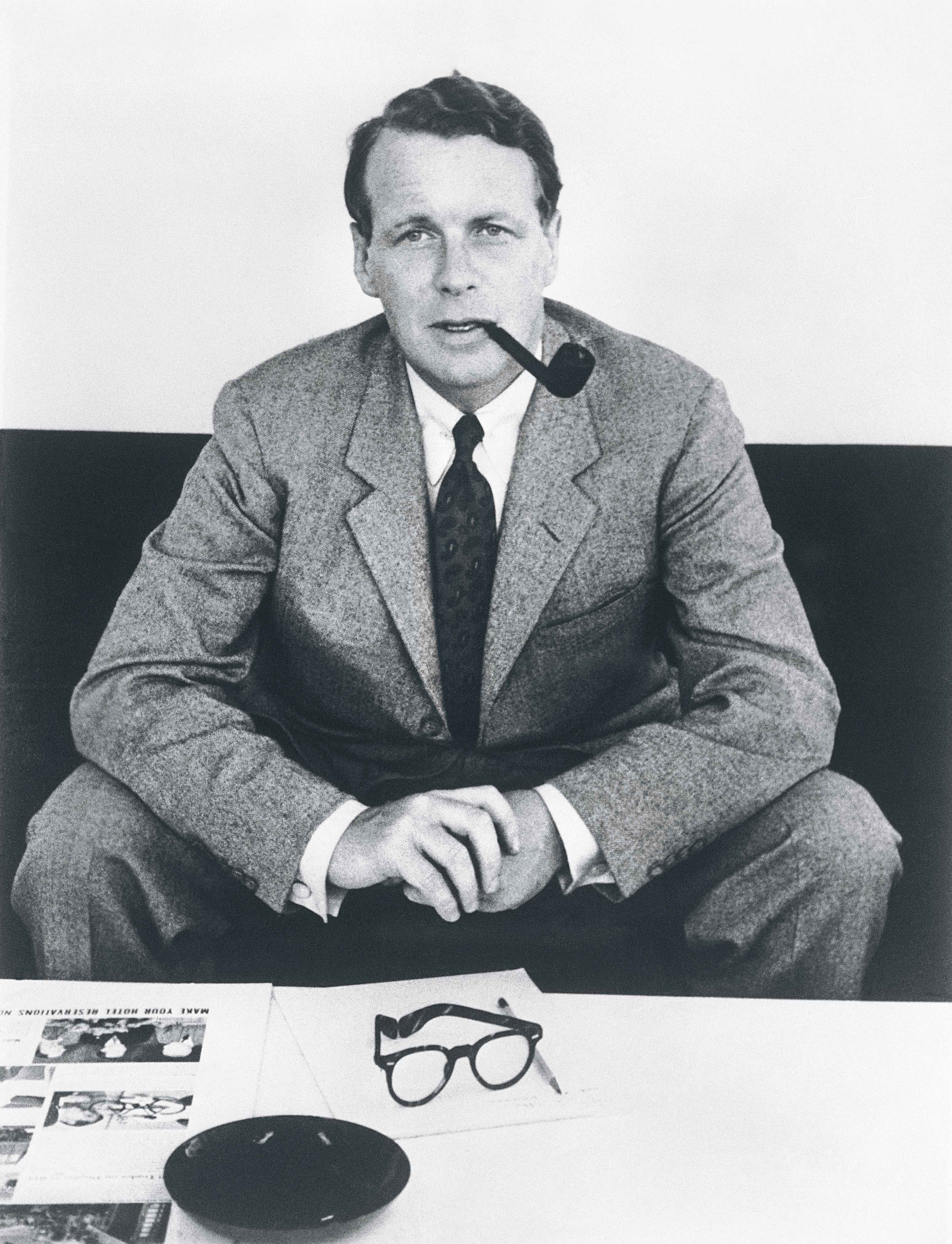 A David Ogilvy se lo considera el padre de la publicidad moderna. Su agencia trabajó durante décadas para la industria tabacalera ayudando a convencer al mundo de que fumar era una «elección personal».
