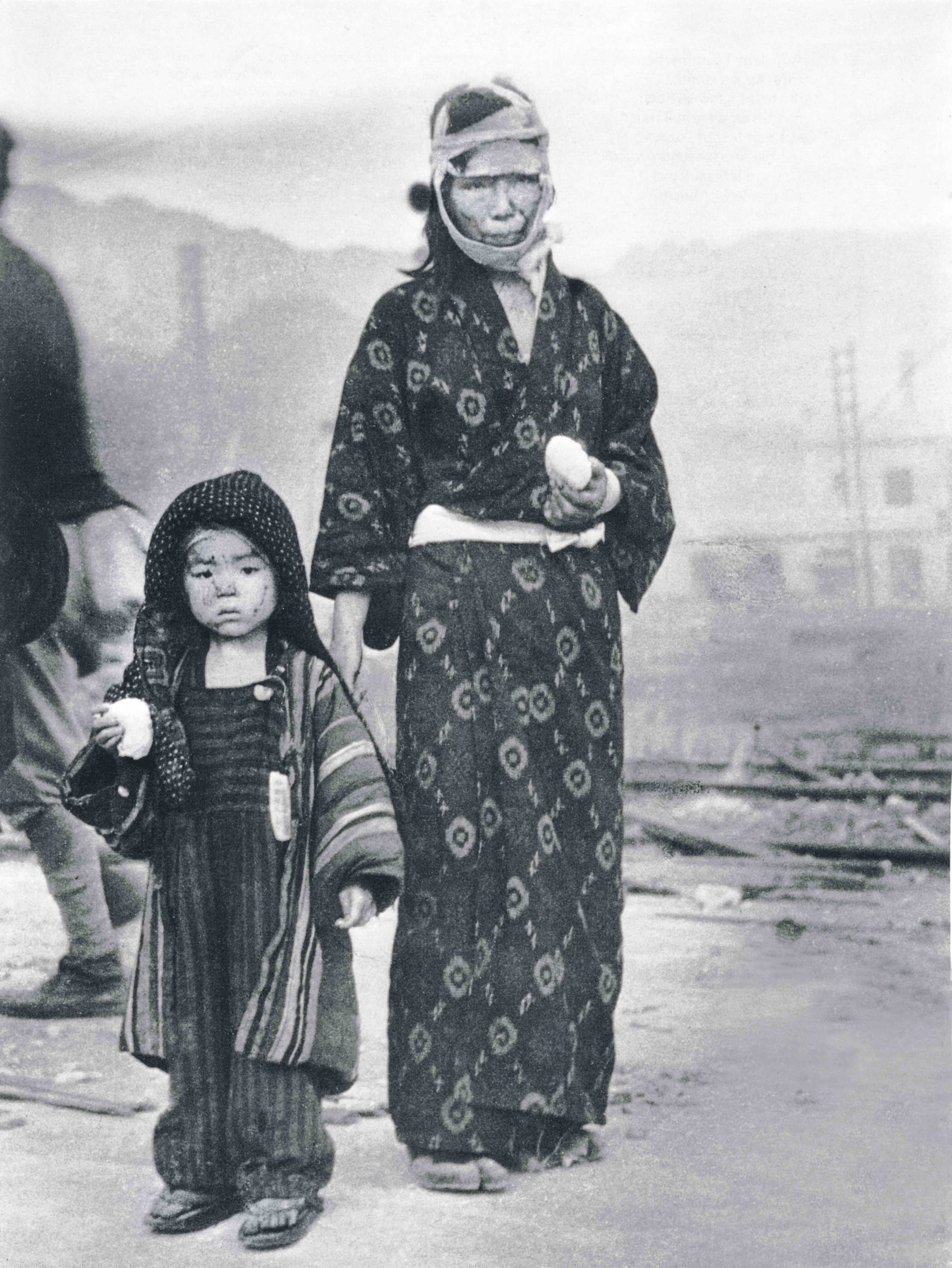 Un día después de que Nagasaki fuera arrasada, el 9 de agosto de 1945, los supervivientes –como esta madre y su hija, retratadas por Yosuke Yamahata– recibieron bolas de arroz como única ayuda.