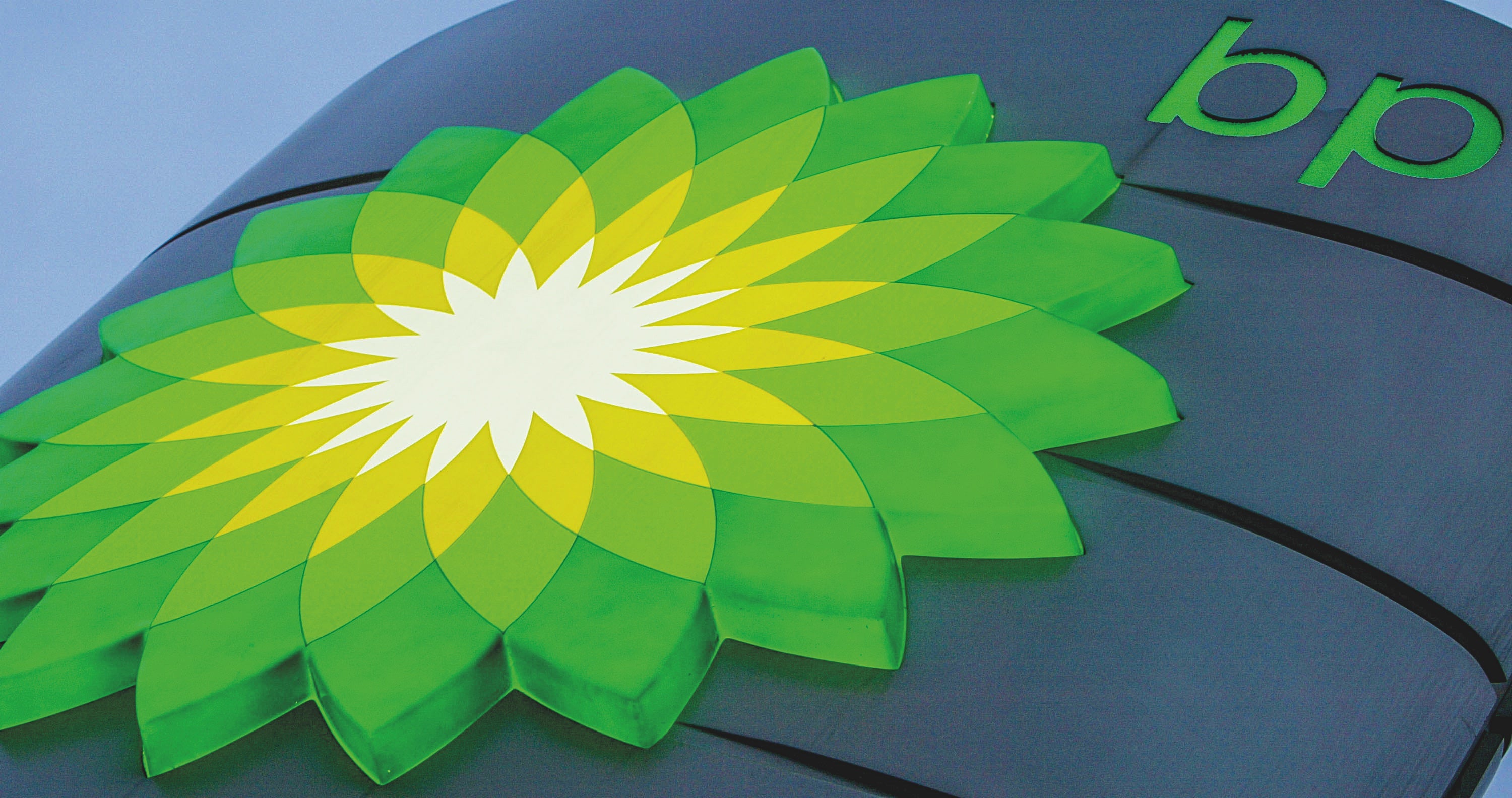 En el año 2000, BP contrató los servicios de Ogilvy &amp; Mather. La agencia cambió su logo por una flor verde y amarilla tipo girasol buscando proyectar una imagen de marca más respetuosa con el medio ambiente.